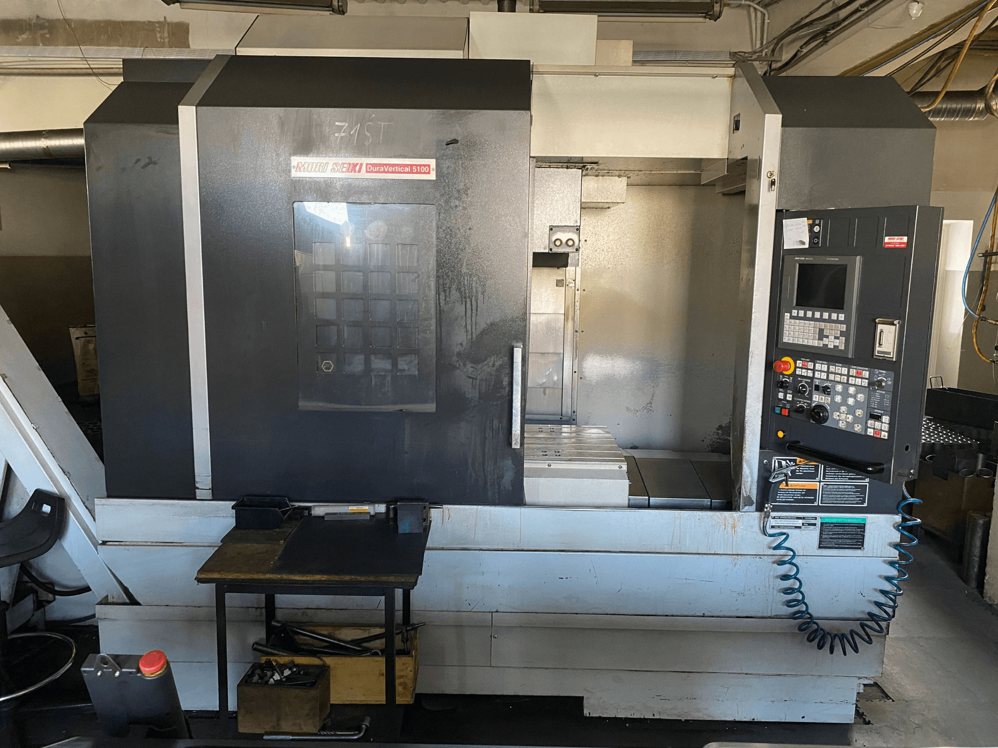 MORI SEIKI DuraVertical 5100 у фронтальному ракурсі: на фото зображено панель керування, робочу зону та деталі верстата.