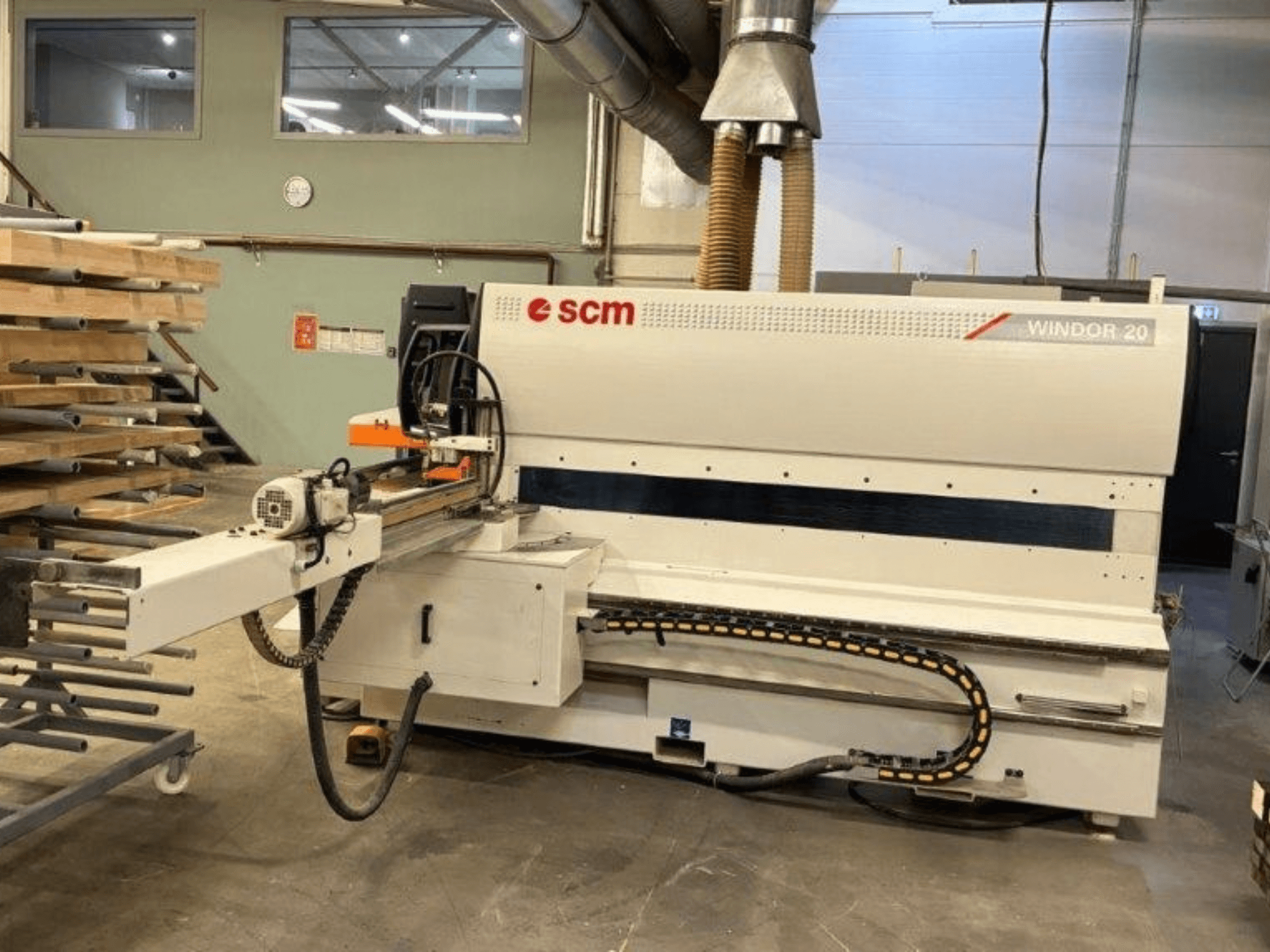 Деревообробний верстат SCM Windor 20 у цеху, вид спереду, на якому видно панель управління та механізм подачі.