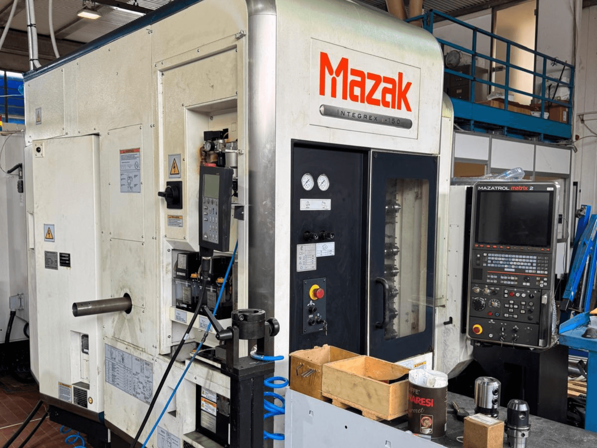 Верстат з ЧПК Mazak Integrex I-150, вигляд спереду; панель керування, тримач інструменту та робочі датчики.