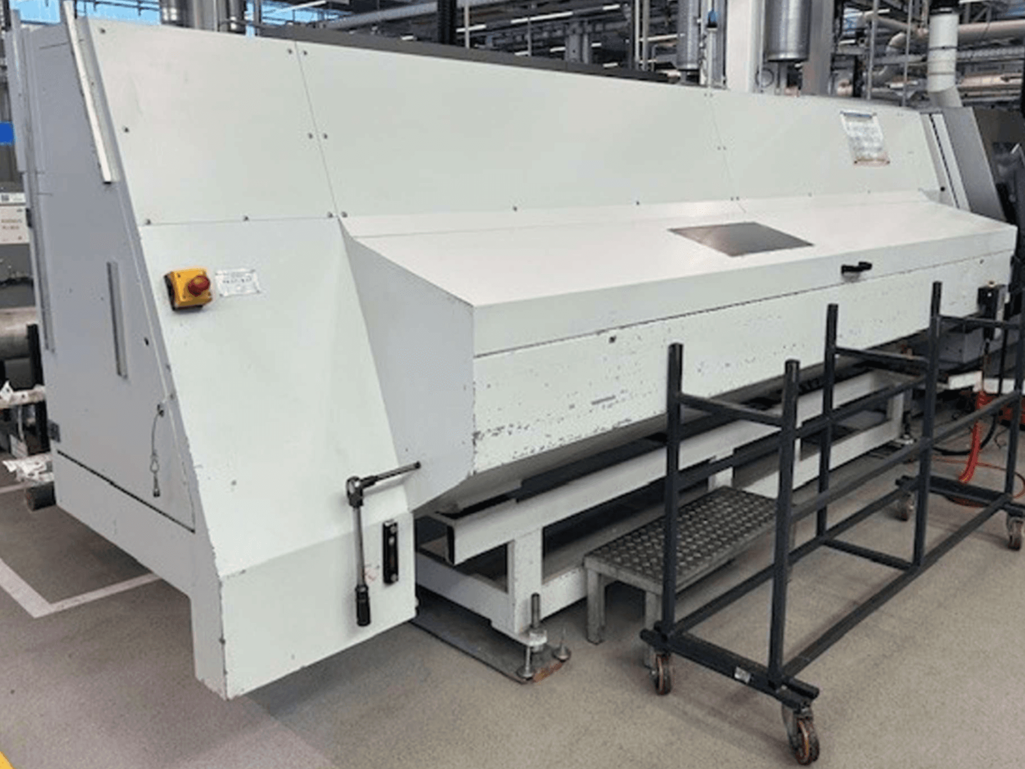 Токарно-фрезерний центр Index G 200 RATIO LINE у вигляді збоку, з білим корпусом та елементами керування для забезпечення безпеки під час роботи.