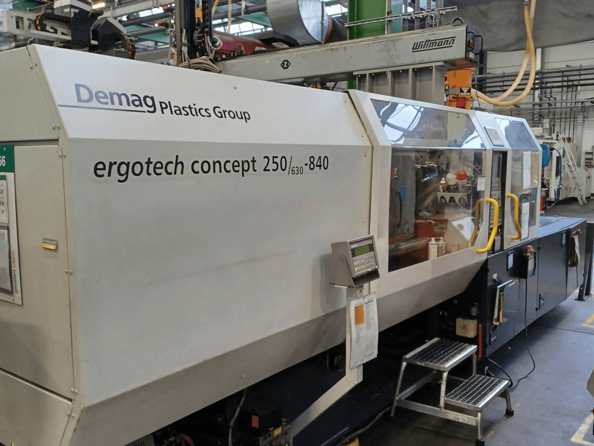 Термопластавтомат Demag ergotech concept 250/630-840, вид спереду, демонструє цифрове управління та прозорі захисні кожухи.