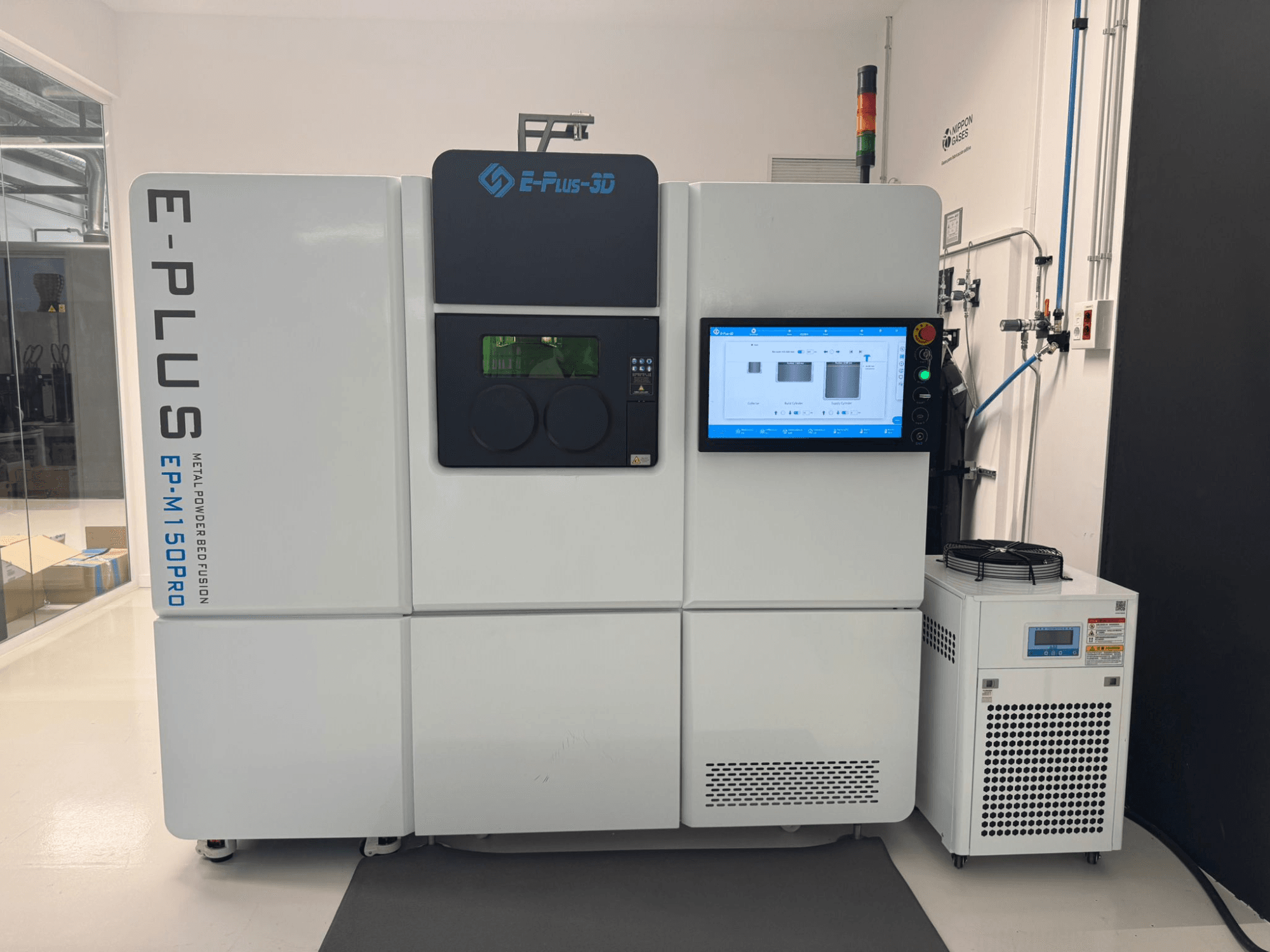 Вид спереду пластикового 3D-принтера Eplus3D EP-M150Pro з сенсорним дисплеєм і блоком охолодження в чистому, добре освітленому робочому просторі.