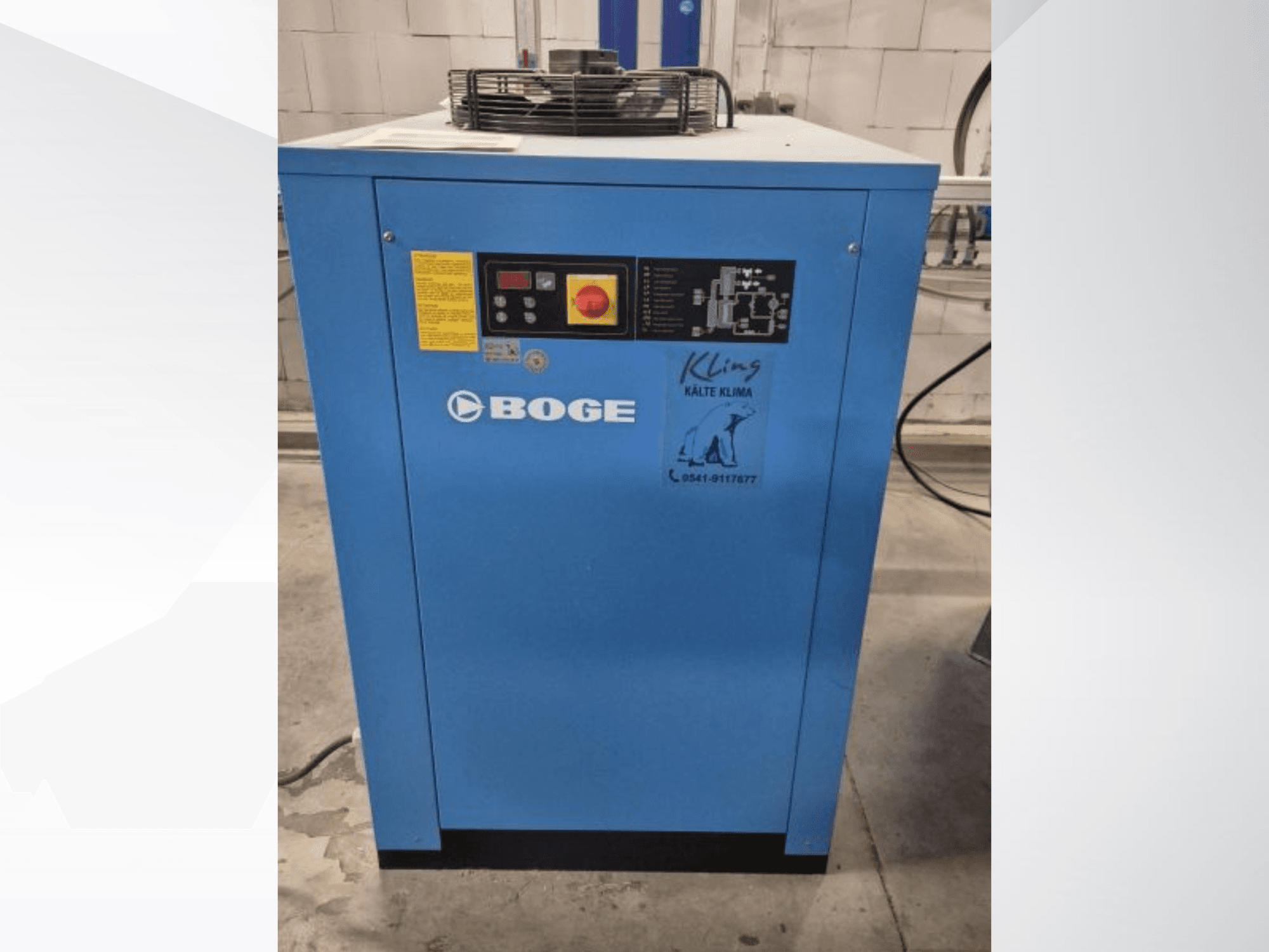 Вид спереду синього промислового холодильного агрегату BOGE S 111-4 з панеллю керування та попереджувальними написами.
