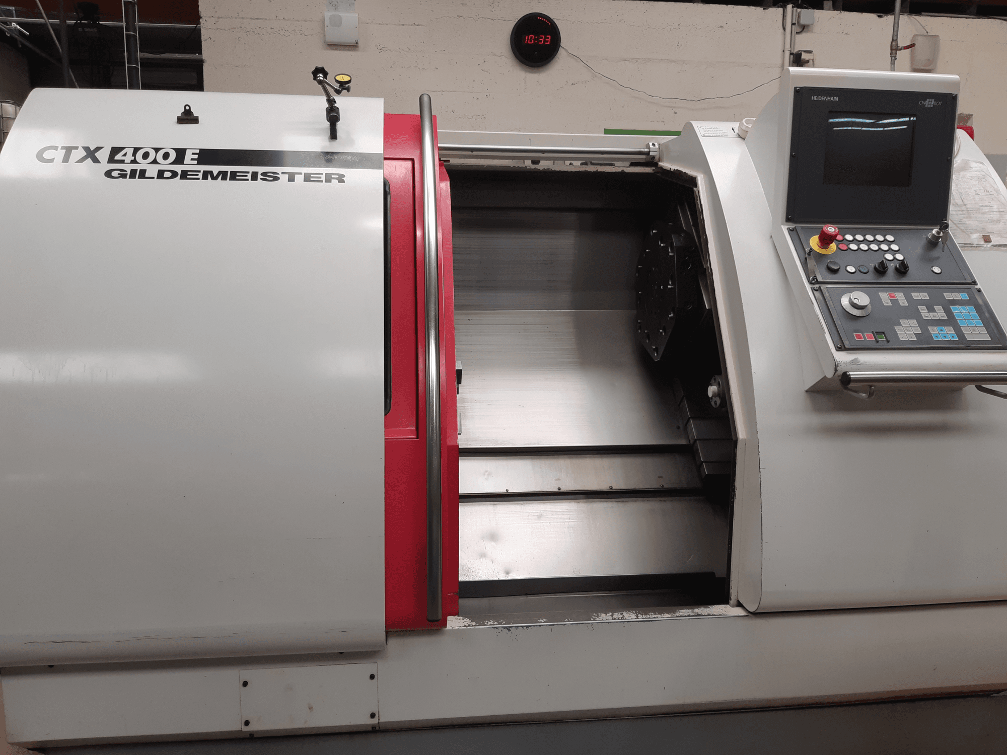 Горизонтальний токарний верстат Gildemeister CTX 400 E, знятий під кутом, на якому видно панель управління та відкриту передню частину для доступу до інструменту.