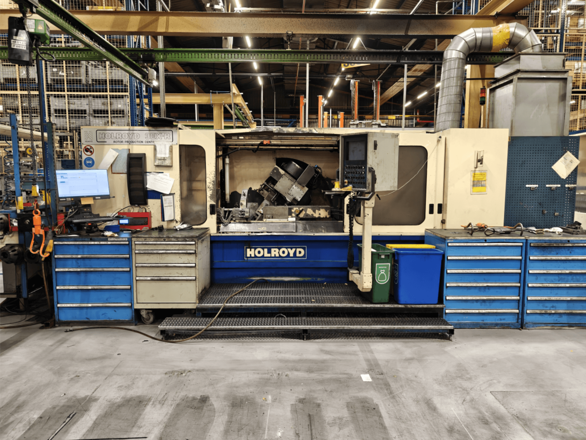 Верстат Holroyd 3EX-R в майстерні, вид спереду, з панеллю керування, сховищем для інструментів та робочою зоною всередині.