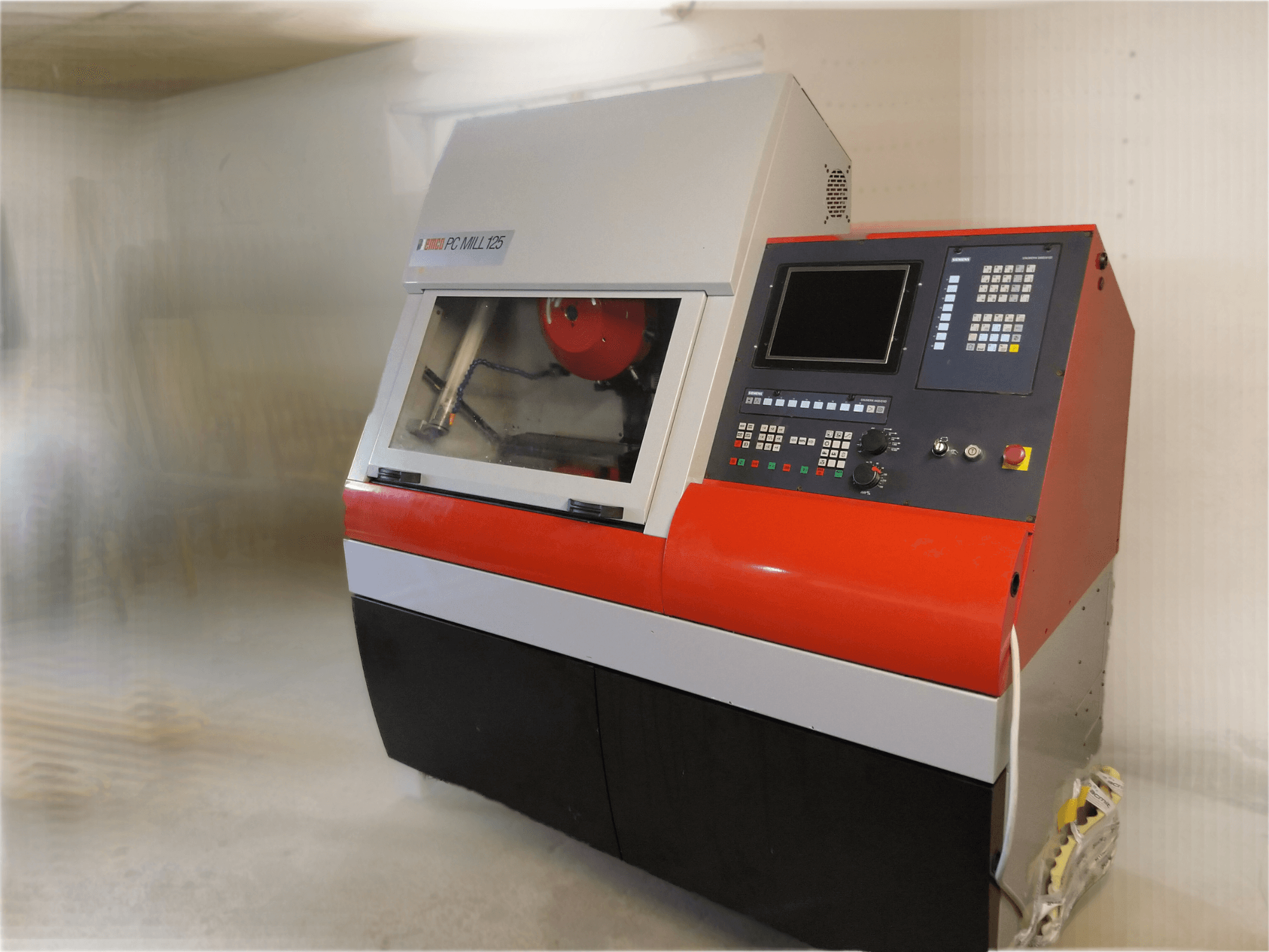 Вертикальний обробний центр EMCO PC MILL 125, вид спереду з панеллю керування та видимою зоною обробки.
