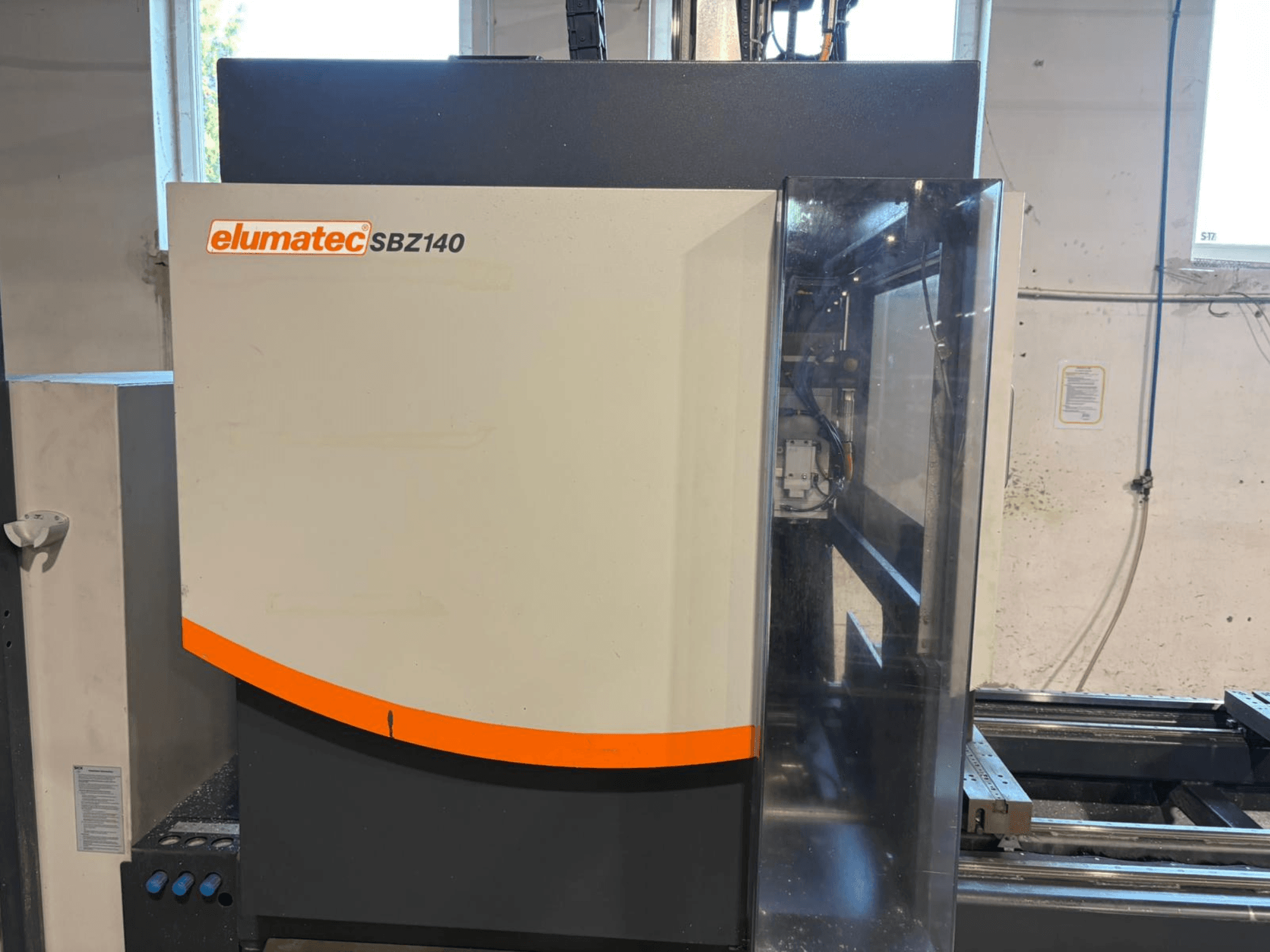 Вертикальний обробний центр Elumatec SBZ-140, вид спереду, що демонструє його елегантний дизайн і деталі панелі керування.