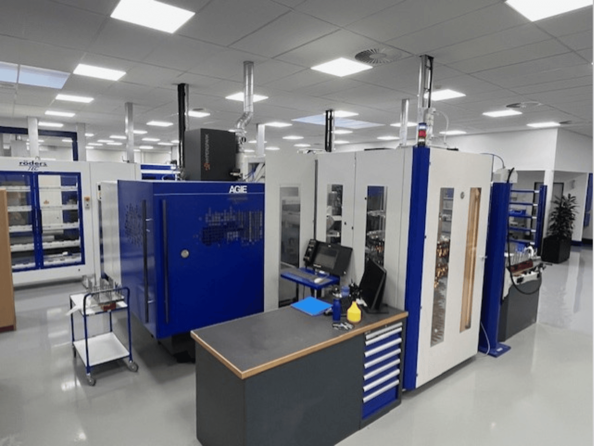 AGIE Hyperspark 2 Точний висікальний електроерозійний верстат у майстерні, показаний спереду з синіми та сірими акцентами.