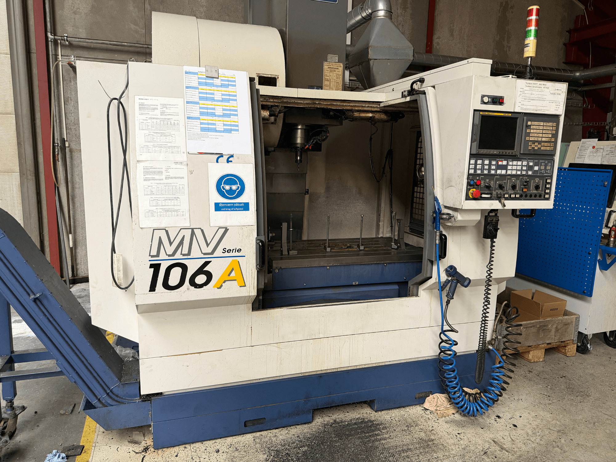Вертикальний обробний центр YCM MV106A, вид спереду з панеллю керування та робочою зоною, у комплекті з технічною документацією.