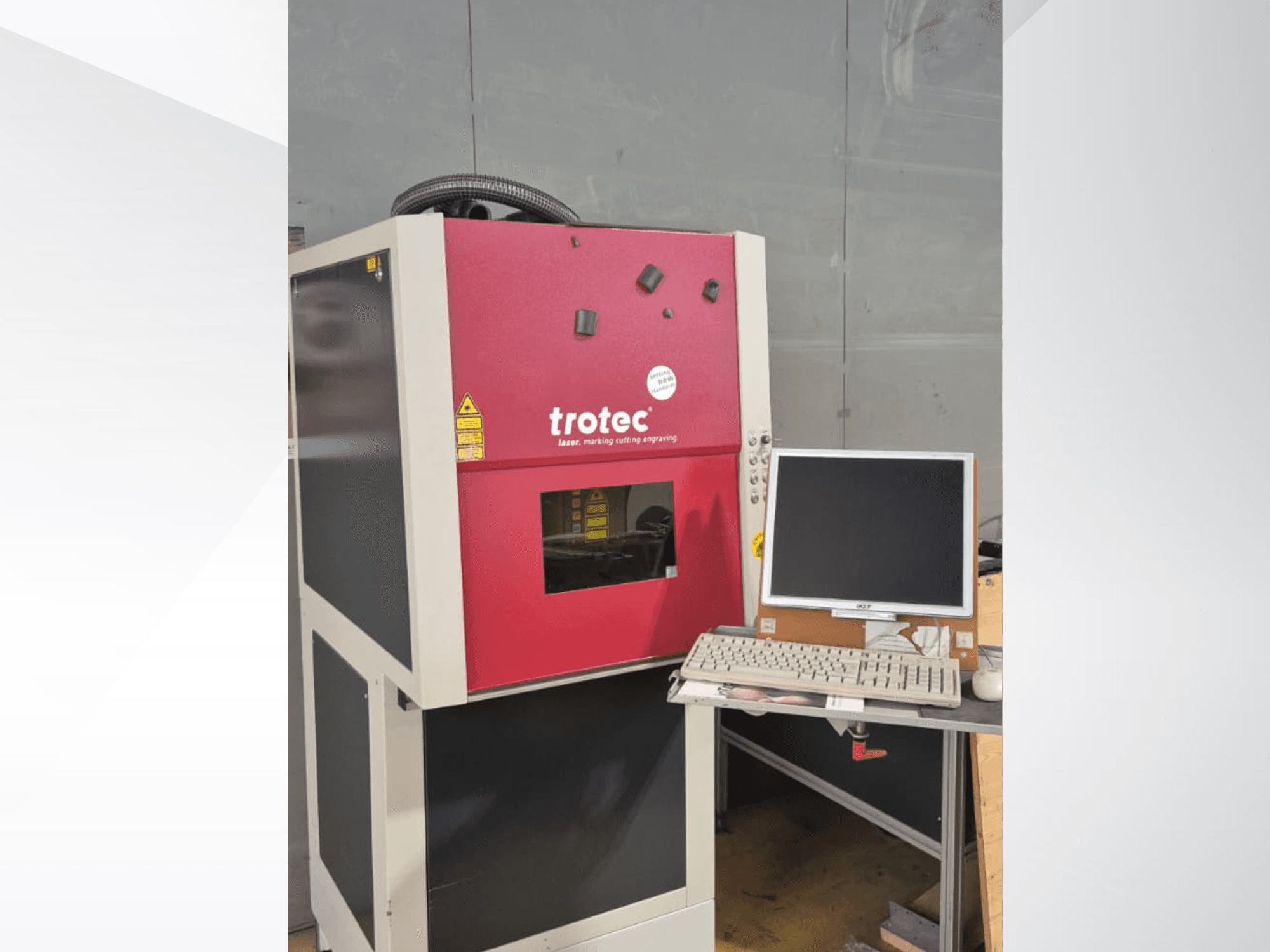 Лазерна робоча станція Red Trotec, вид спереду, з монітором і клавіатурою на робочій станції.