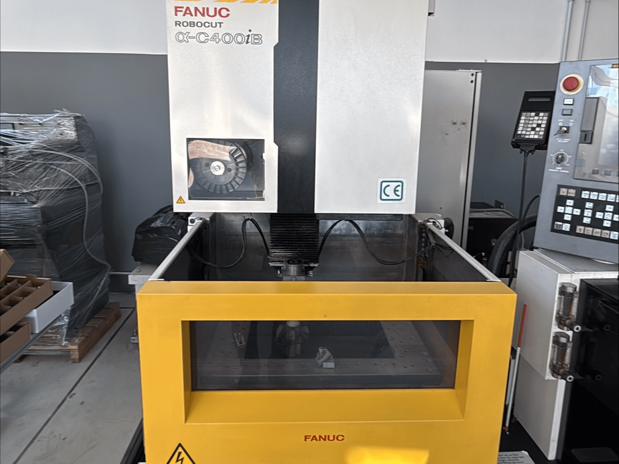 Електроерозійний дротовий верстат FANUC Robocut α-C400iB, вигляд спереду, з жовтим баком і панеллю керування.
