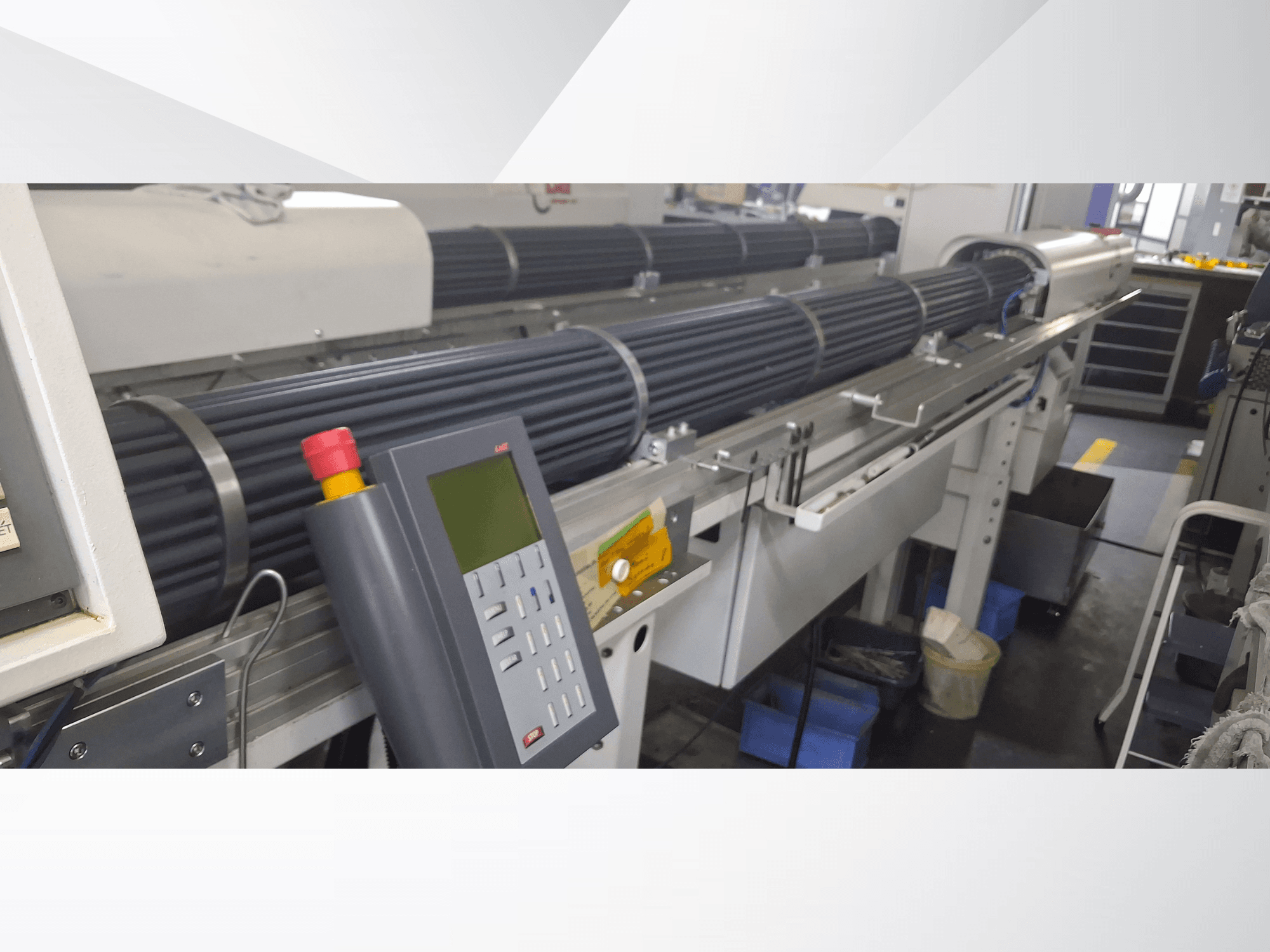 Токарний верстат швейцарського типу TORNOS DECO 10a, вид спереду, з панеллю керування та обертовими барабанами для точної обробки.