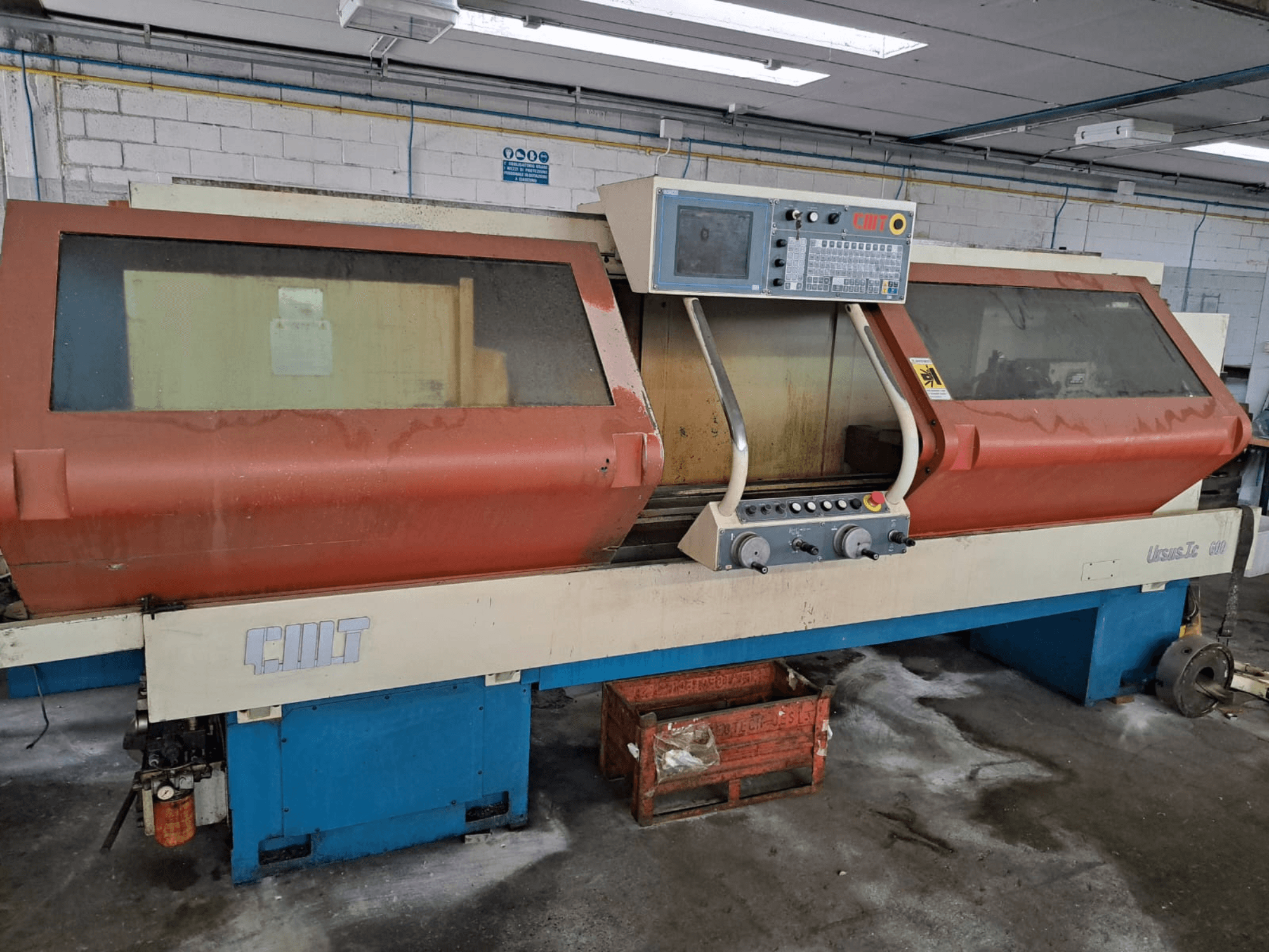Горизонтальний токарний верстат URSUS TC, вид спереду, з червоним корпусом, панеллю керування та видимим тримачем інструменту.
