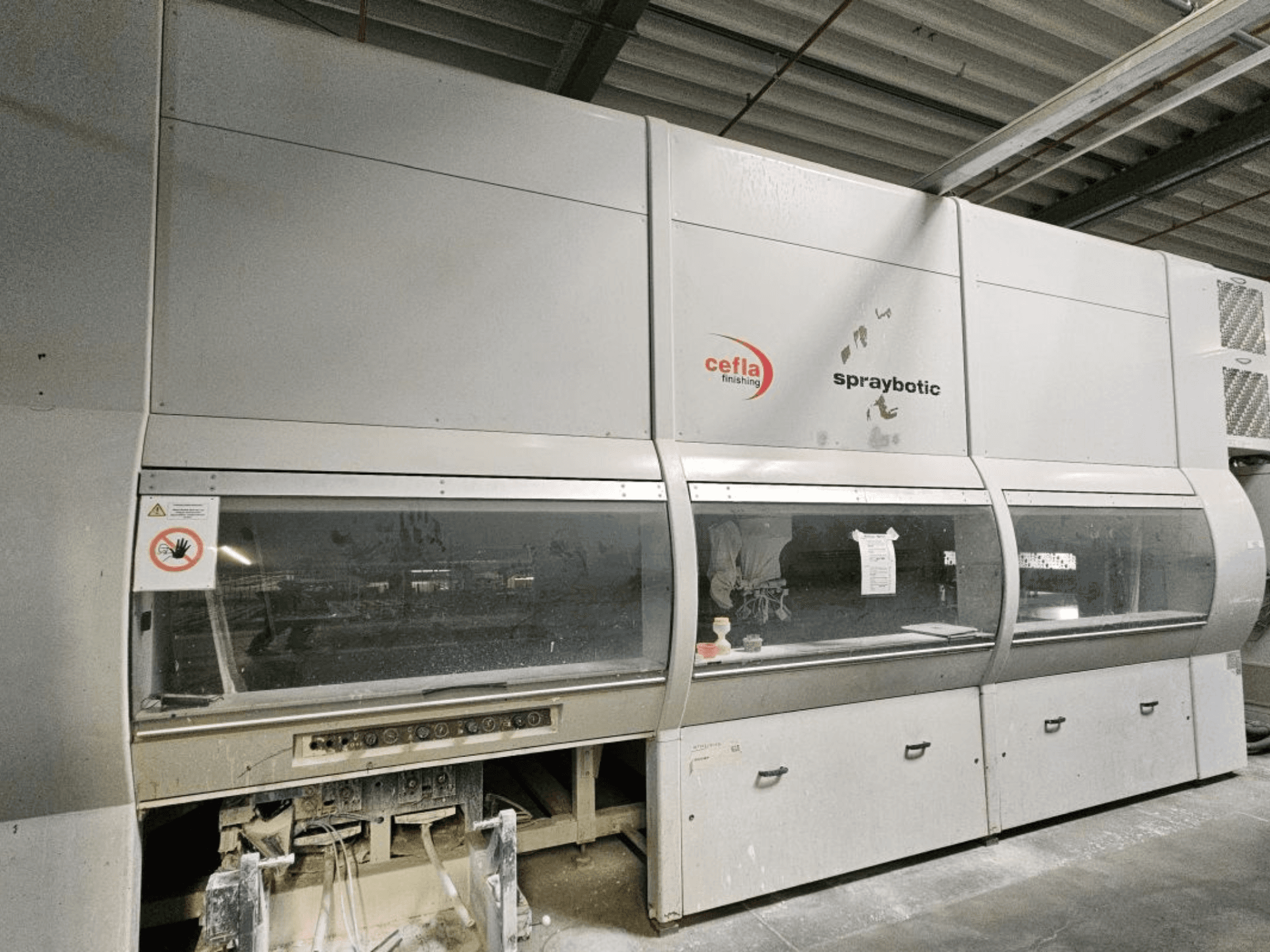 Виробнича лінія Cefla Spraybotic MD для обробки деревини, вид спереду, демонстраційна панель управління і прозорі вікна дисплея.