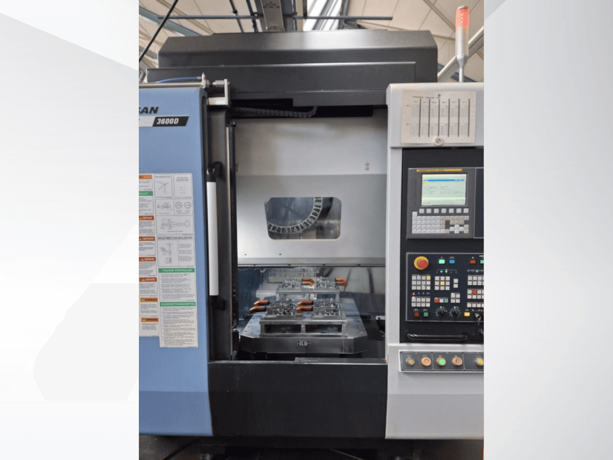 Вертикальний токарний верстат DOOSAN T 3600 D спереду, демонструє панель керування та робочу зону з інструментами.