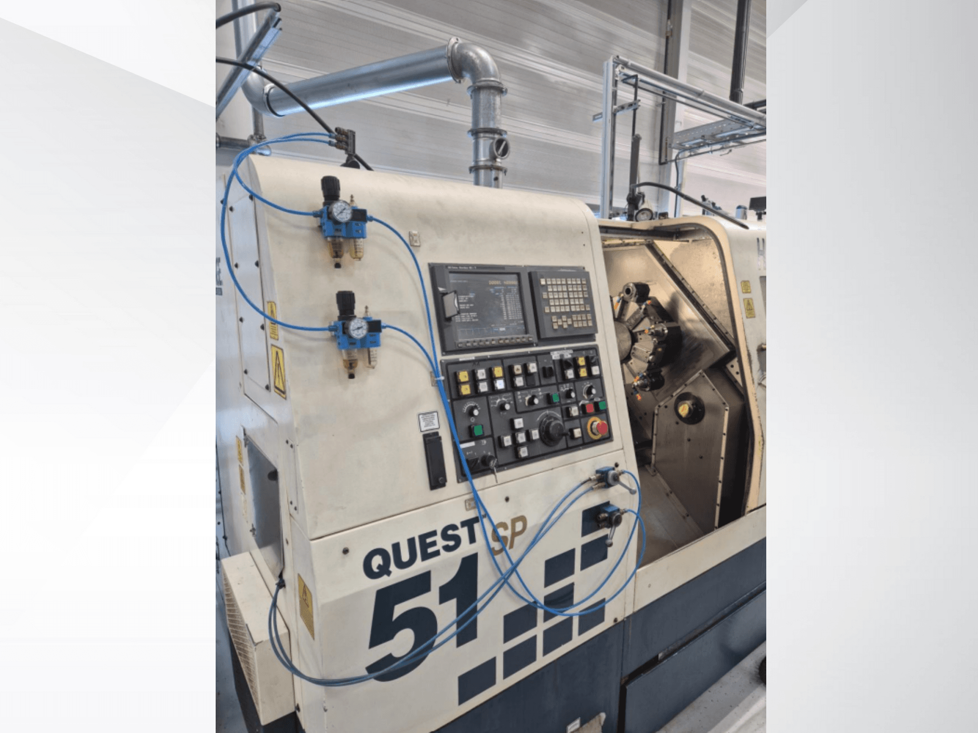 Верстат з ЧПК Questcp 51, вигляд спереду, панель керування з кнопками та дисплеєм, пневматичне керування, промисловий дизайн.