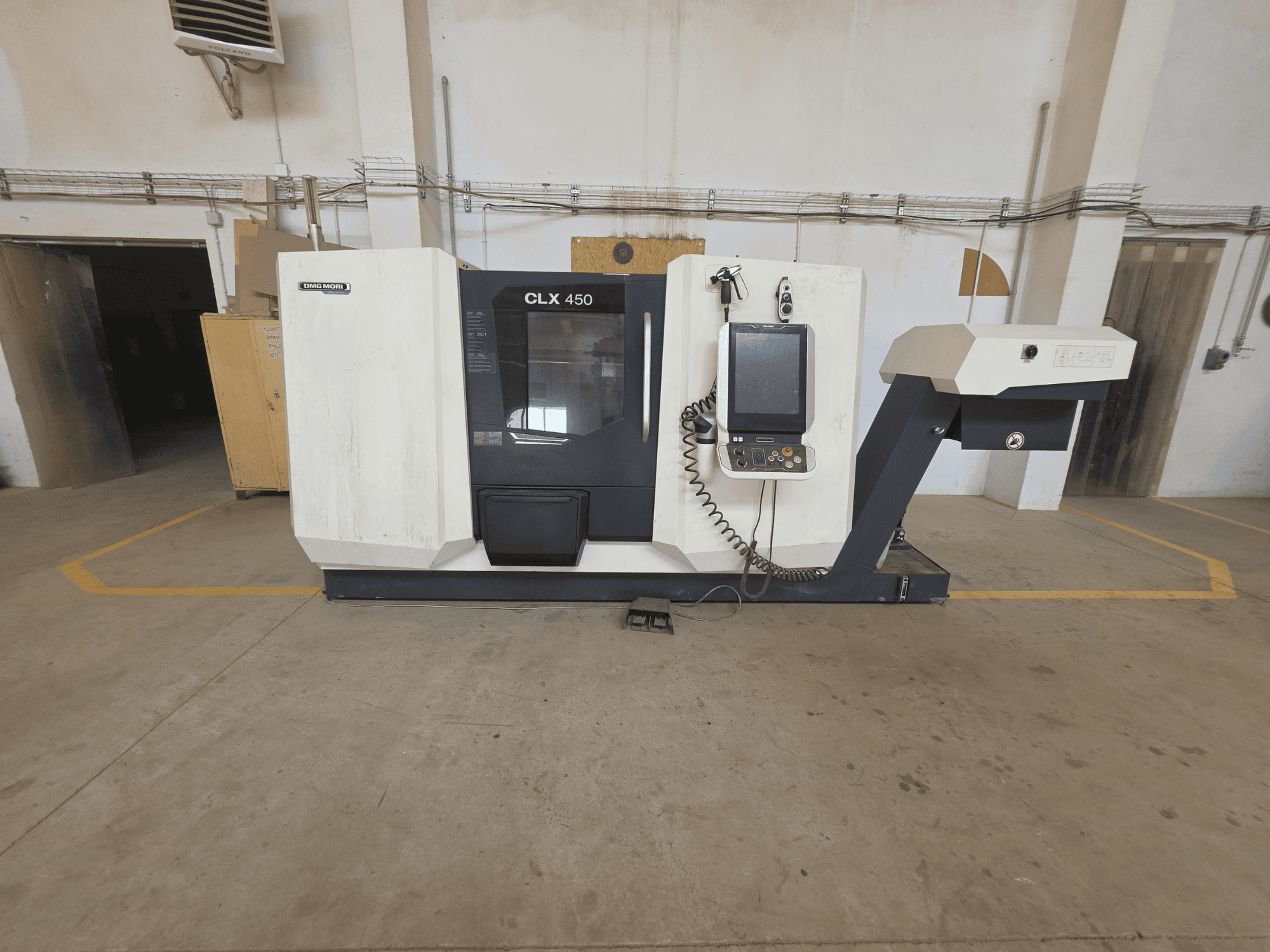 Горизонтальний вид токарного верстата DMG MORI CLX 450 V4 з панеллю керування, зоною шпинделя та чистим промисловим обладнанням.