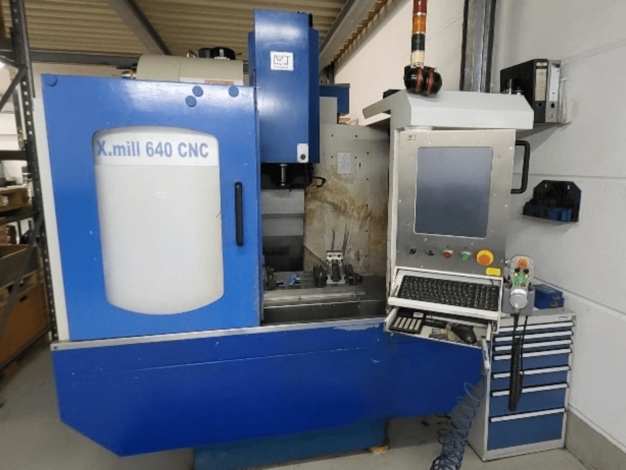 Вертикальний обробний центр Blue KNUTH X-mill 640 з ЧПУ, вид спереду, на якому видно панель керування та клавіатуру.