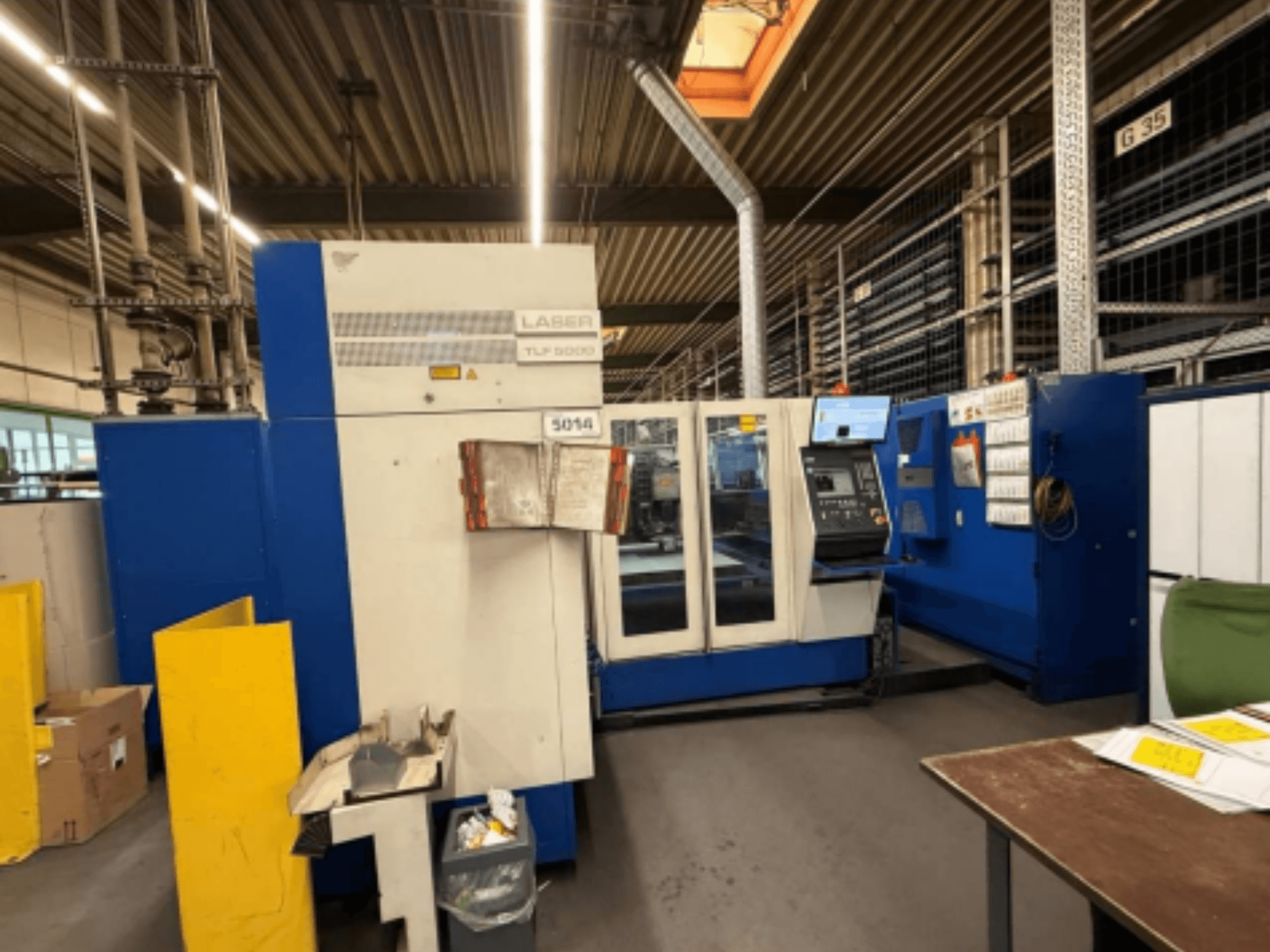 Лазерний різак TRUMPF Trumatic L 3050 CO2 спереду, демонструє панель керування та робочі функції в майстерні.