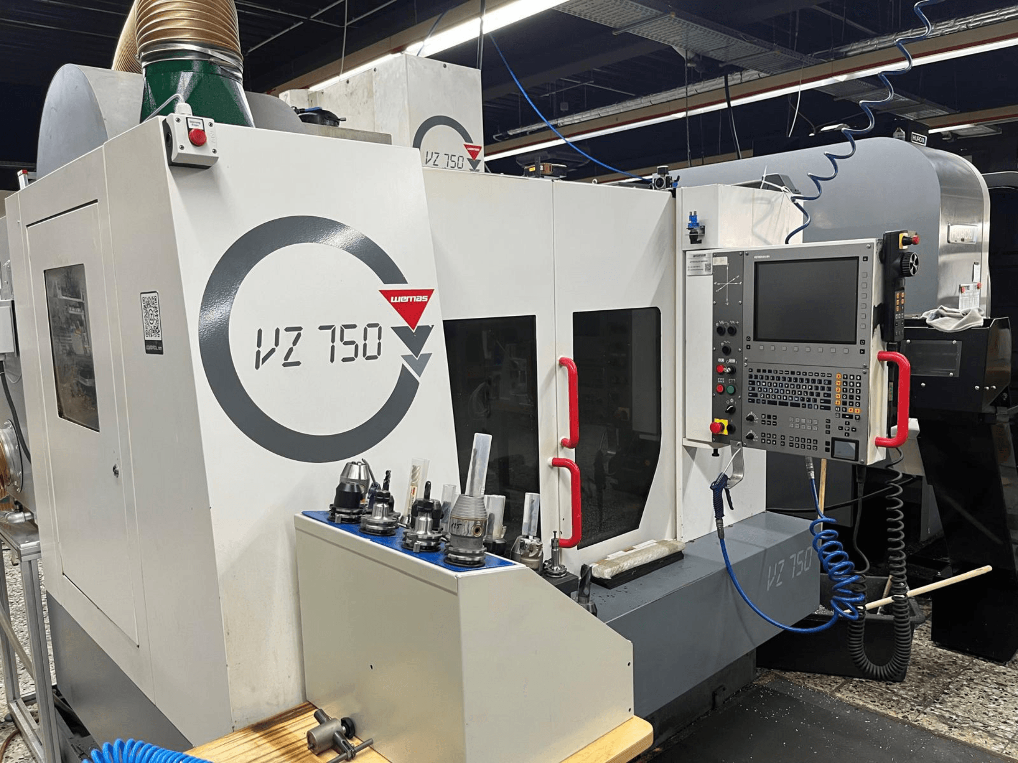 Вертикальний обробний центр WEMAS VZ 750, вид спереду, демонструє панель керування, тримачі інструментів та деталі конструкції верстата.