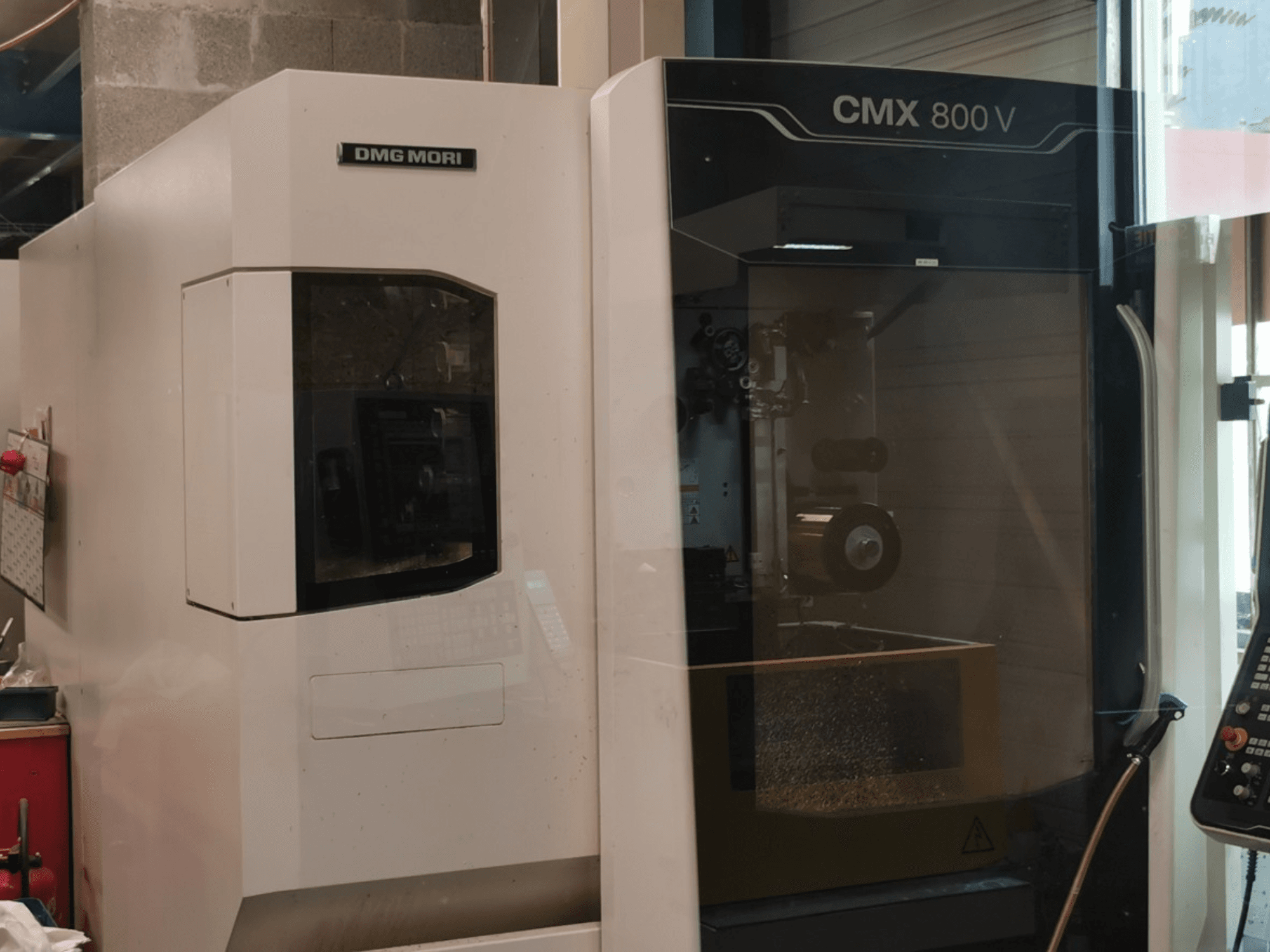 Вертикальний обробний центр DMG Mori Seiki CMX 800 V, вид спереду, на якому видно панель керування та робочу зону з інструментами.