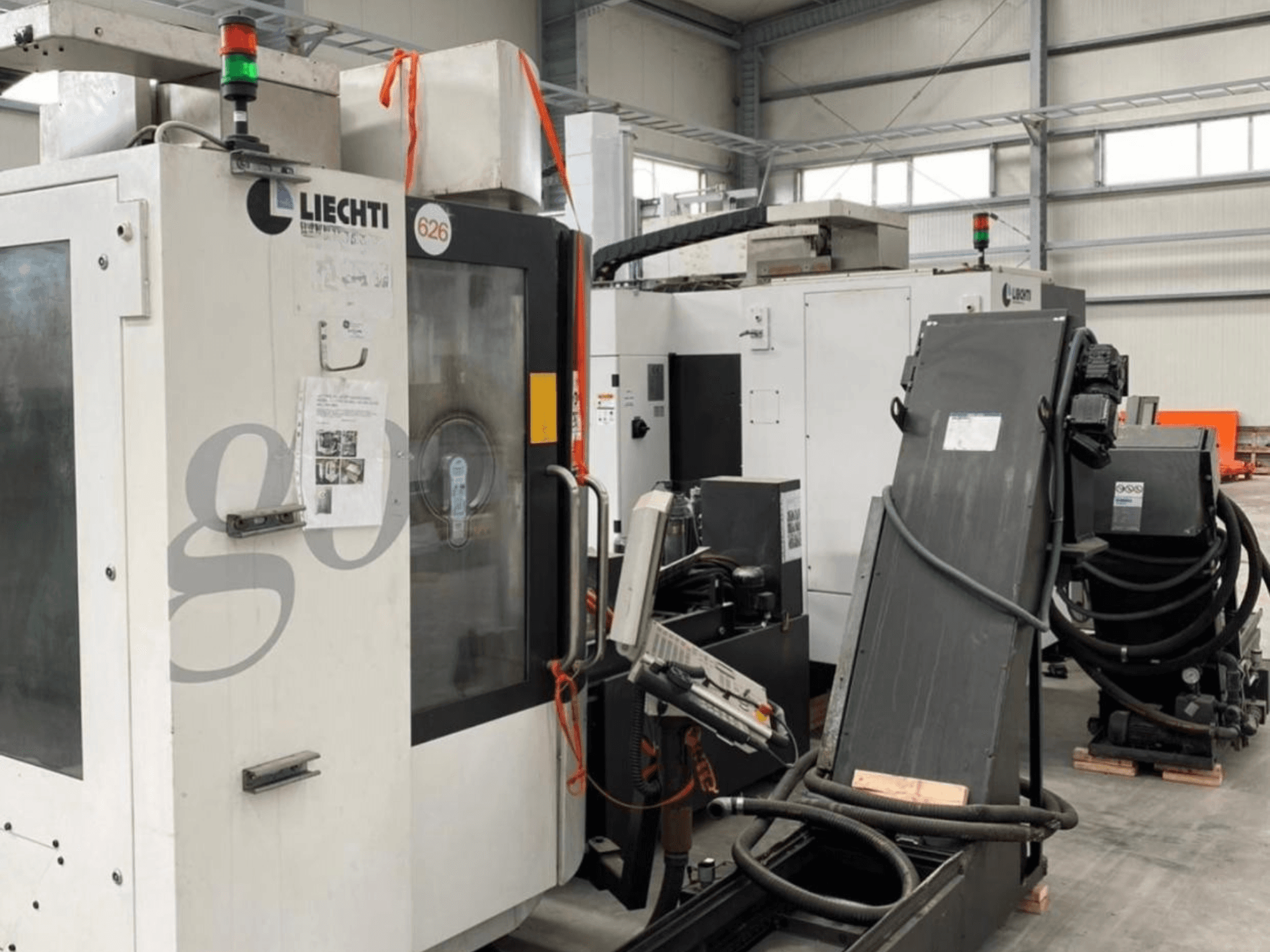 Вертикальний обробний центр Liechti go-Mill 350, вид спереду, з панеллю керування та кутовим тримачем деталі.