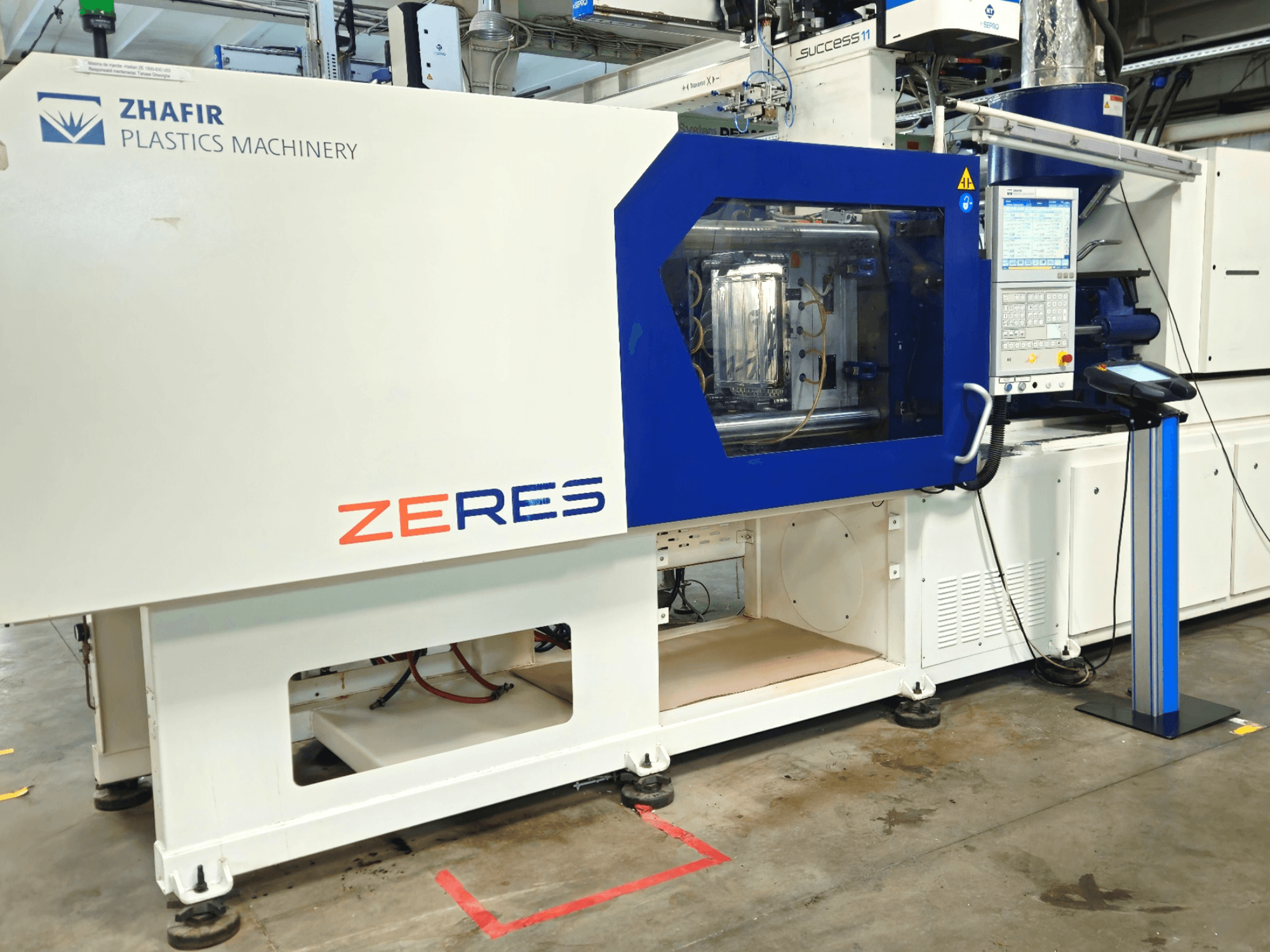 Термопластавтомат Zhafir Zeres спереду, з панеллю керування та прозорою зоною формування.