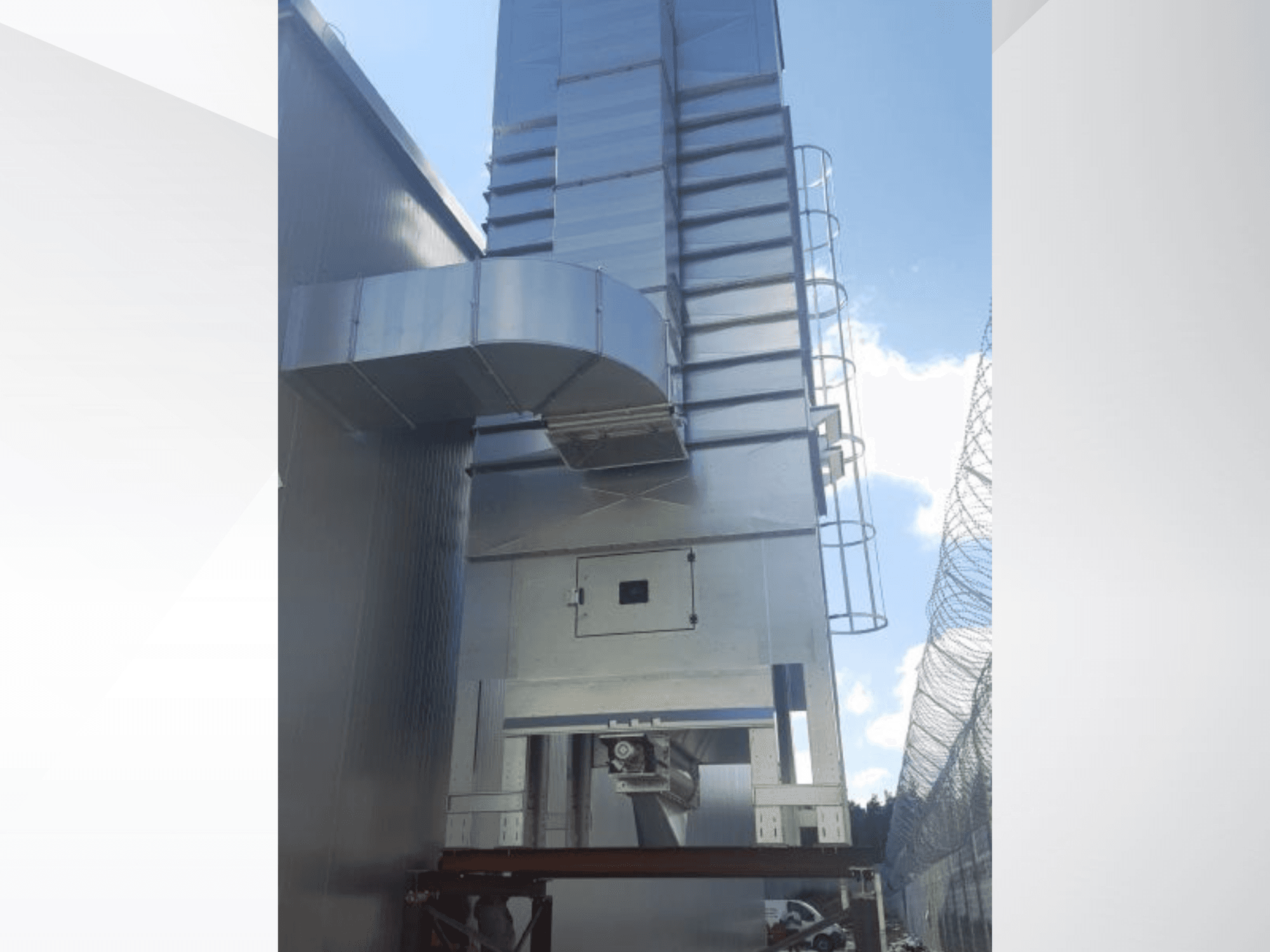 Деревообробний верстат NAWARA RUBIN 2030, вид збоку, що показує металеву конструкцію та канали на тлі блакитного неба.