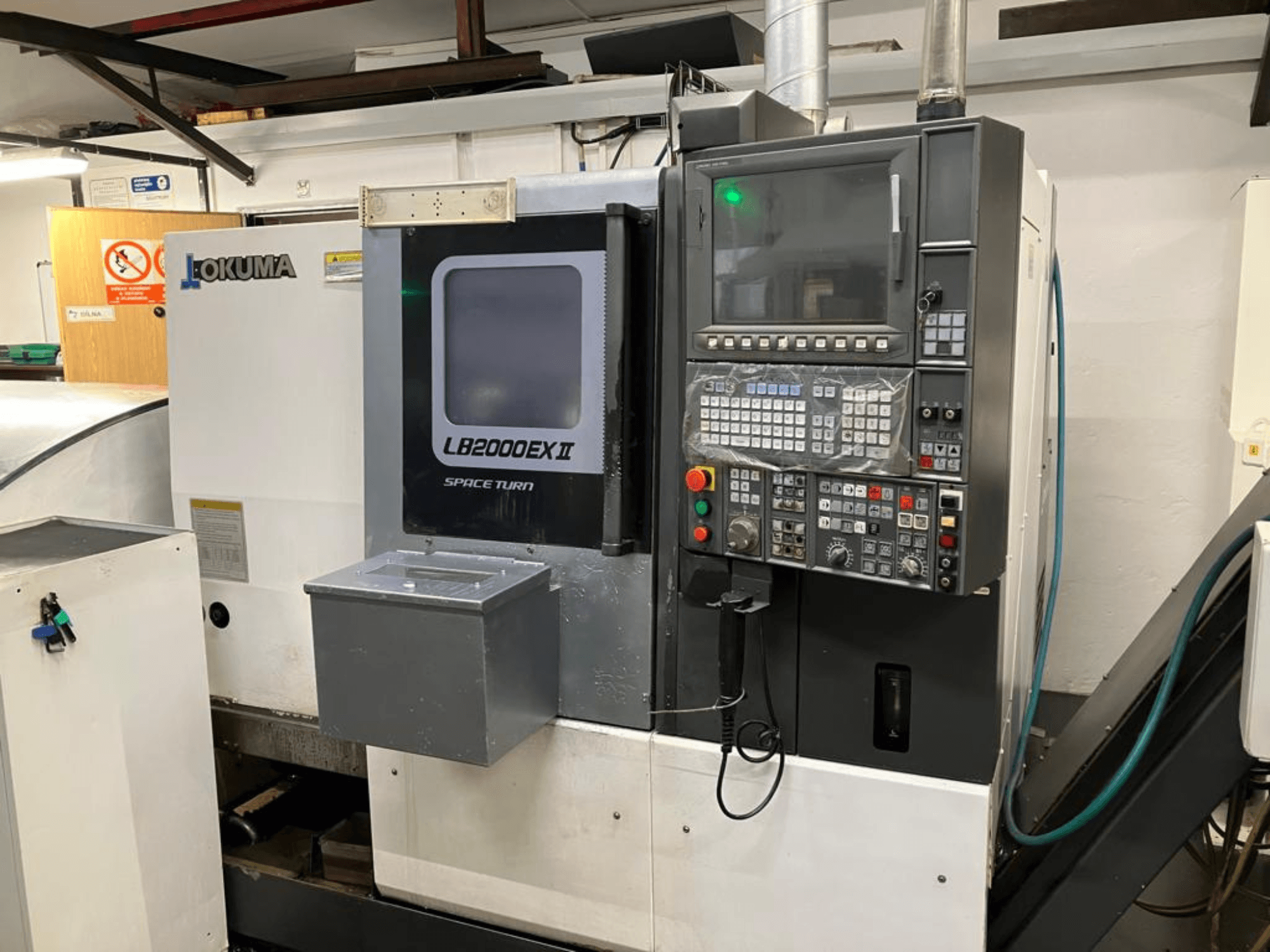 Горизонтальний токарний верстат Okuma LB2000EXII MC, вид спереду, що демонструє панель керування та робочі функції.