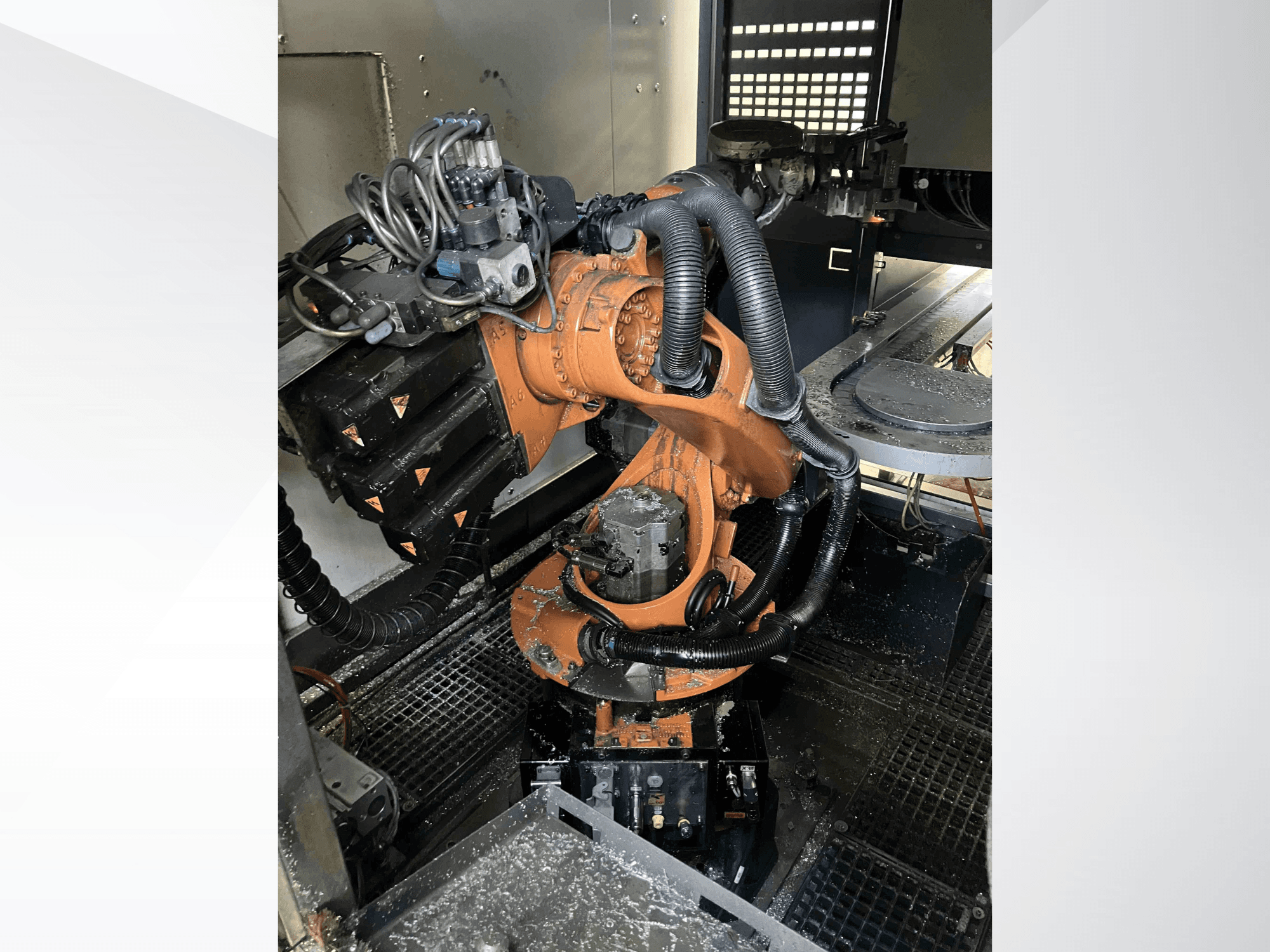 Робот-маніпулятор KUKA KR 16, вид зверху, демонструє механічні компоненти та електропроводку в умовах майстерні.