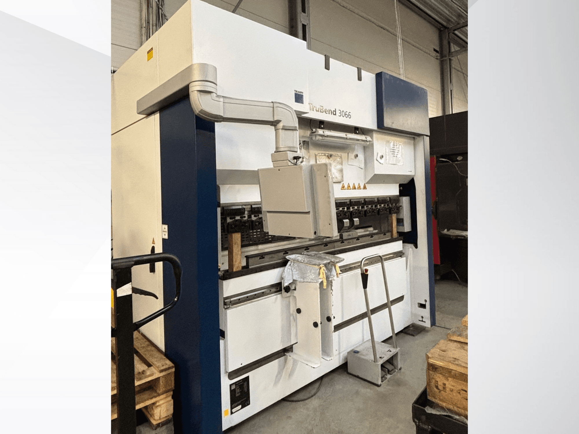 Згинальний верстат Trubend 3066, вид спереду, з елементами керування, металевою рамою та засобами безпеки в умовах майстерні.