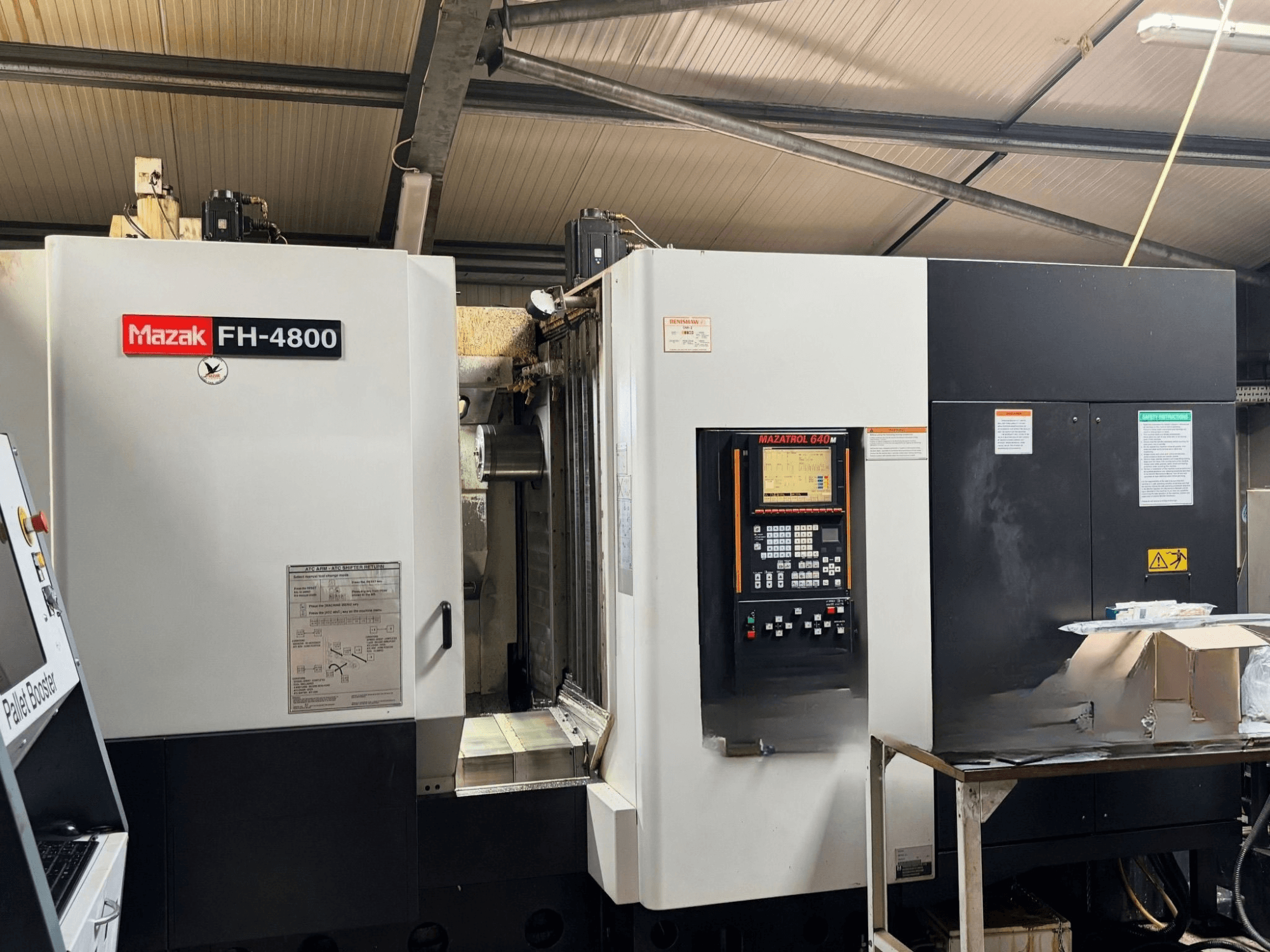Горизонтальний обробний центр Mazak FH-4800, вид спереду, на якому видно панель управління та деталі обладнання.