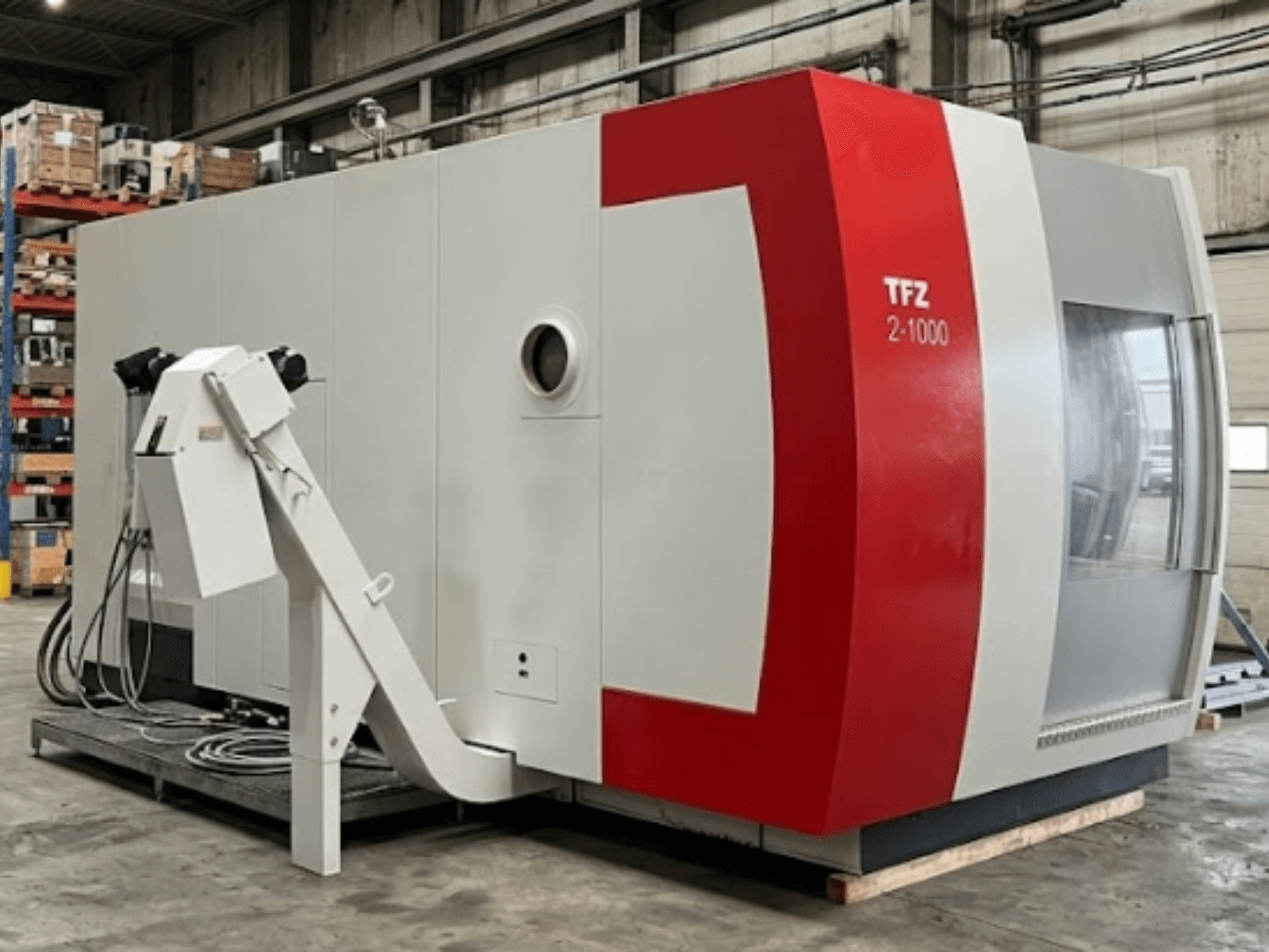 Універсальний обробний центр SAMAG TFZ 2L-1000, вид збоку, що демонструє його червоно-сіре забарвлення та кріплення для роботизованої руки.