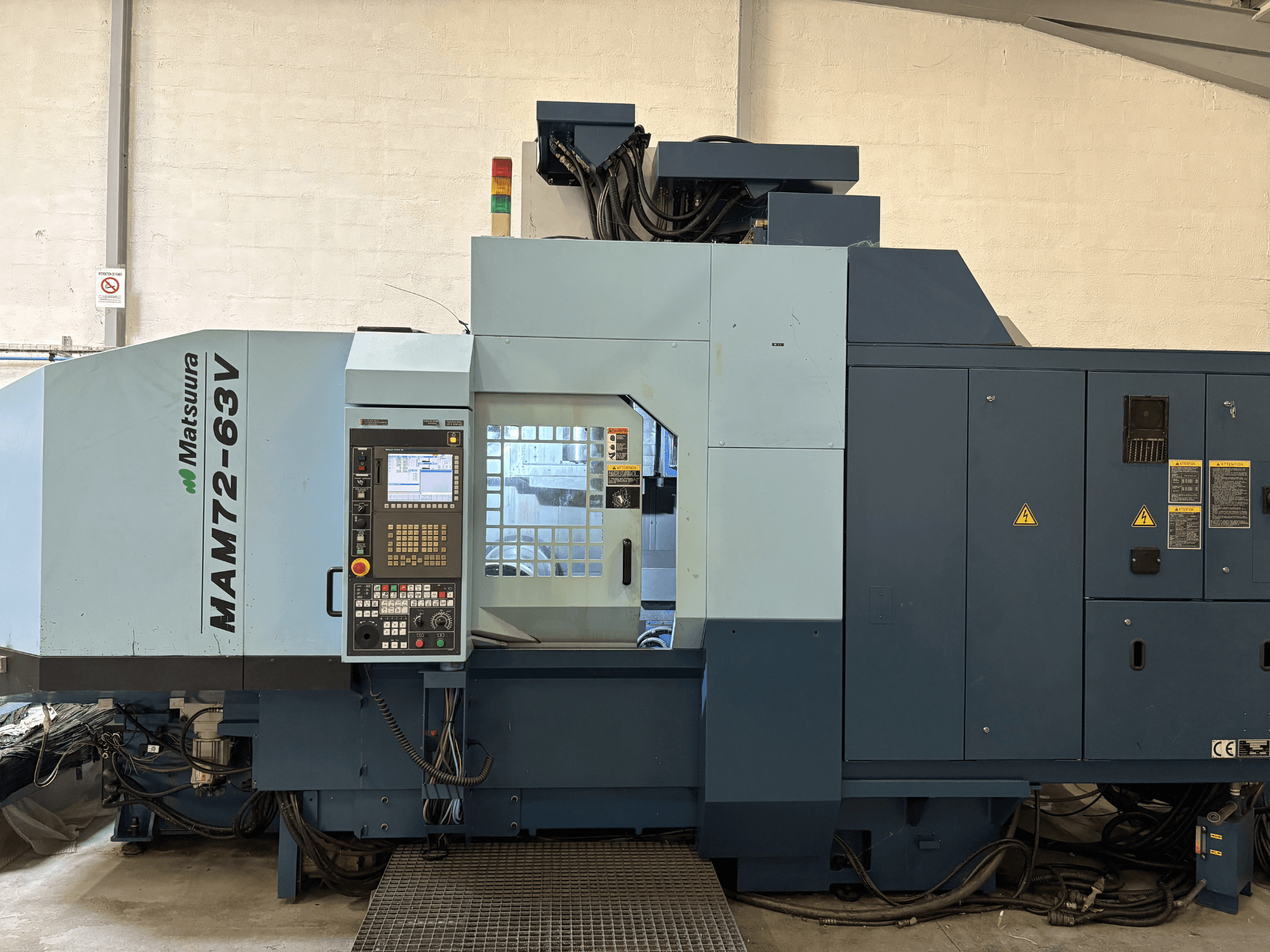 Вертикальний обробний центр Matsuura MAM 72-63 V, вид спереду з панеллю керування та функціями безпеки.
