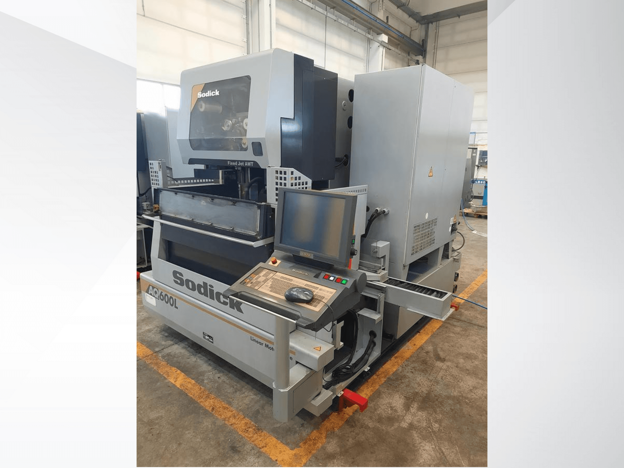 Лінійна машина Sodick AC600L у вигляді збоку, демонструє панель керування, фіксовану форсунку та особливості промислового дизайну.