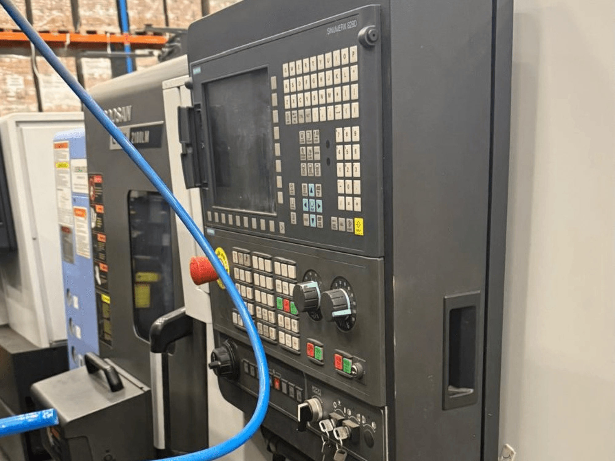 Панель керування обробним інструментом, вигляд спереду, з кнопками, ручками та цифровим дисплеєм для точної роботи.