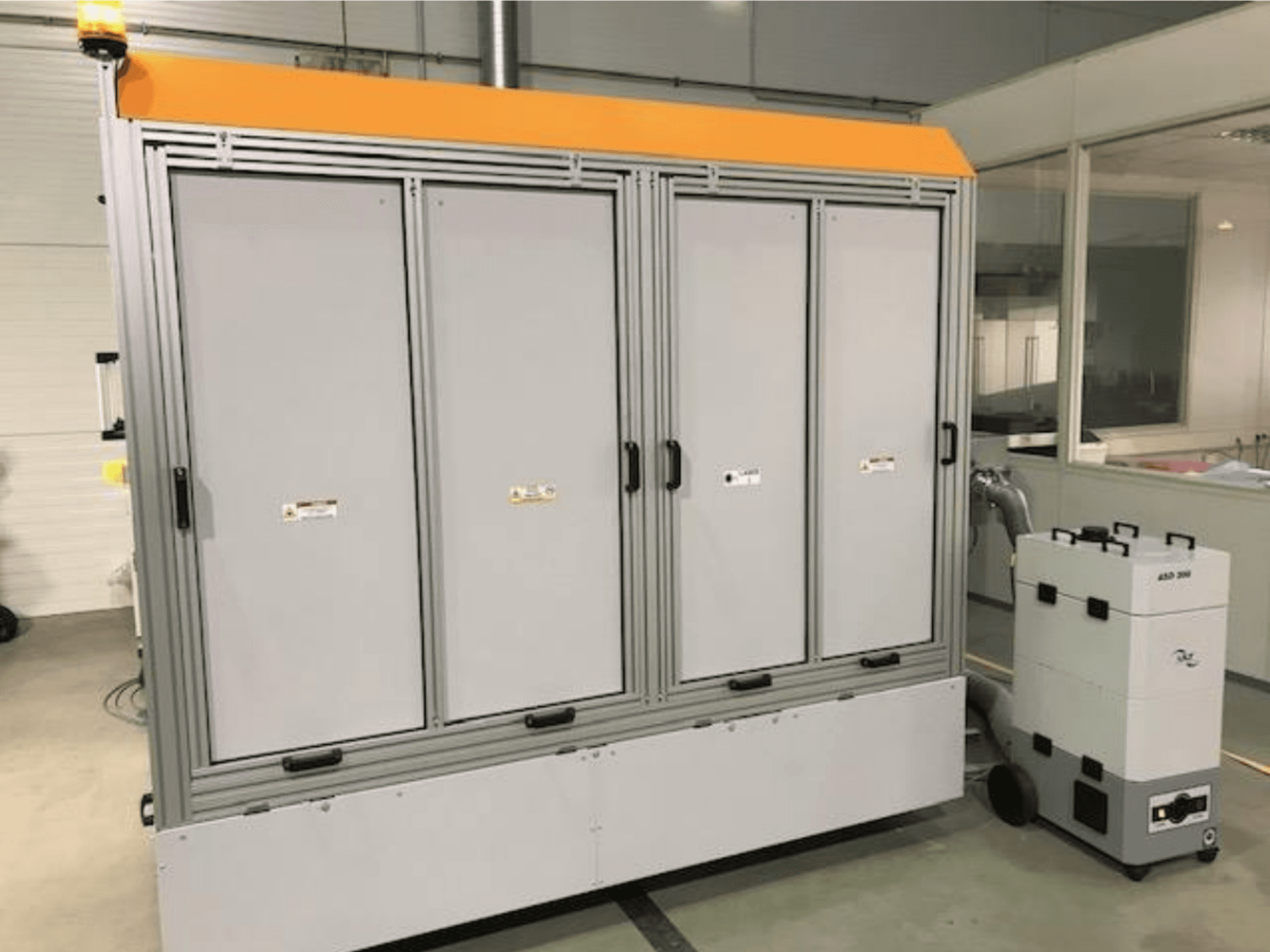 Лазерний верстат для різання волокон 4JET Pearl M, вид спереду, видно захисне світло, панель керування та підключений витяжний пристрій.