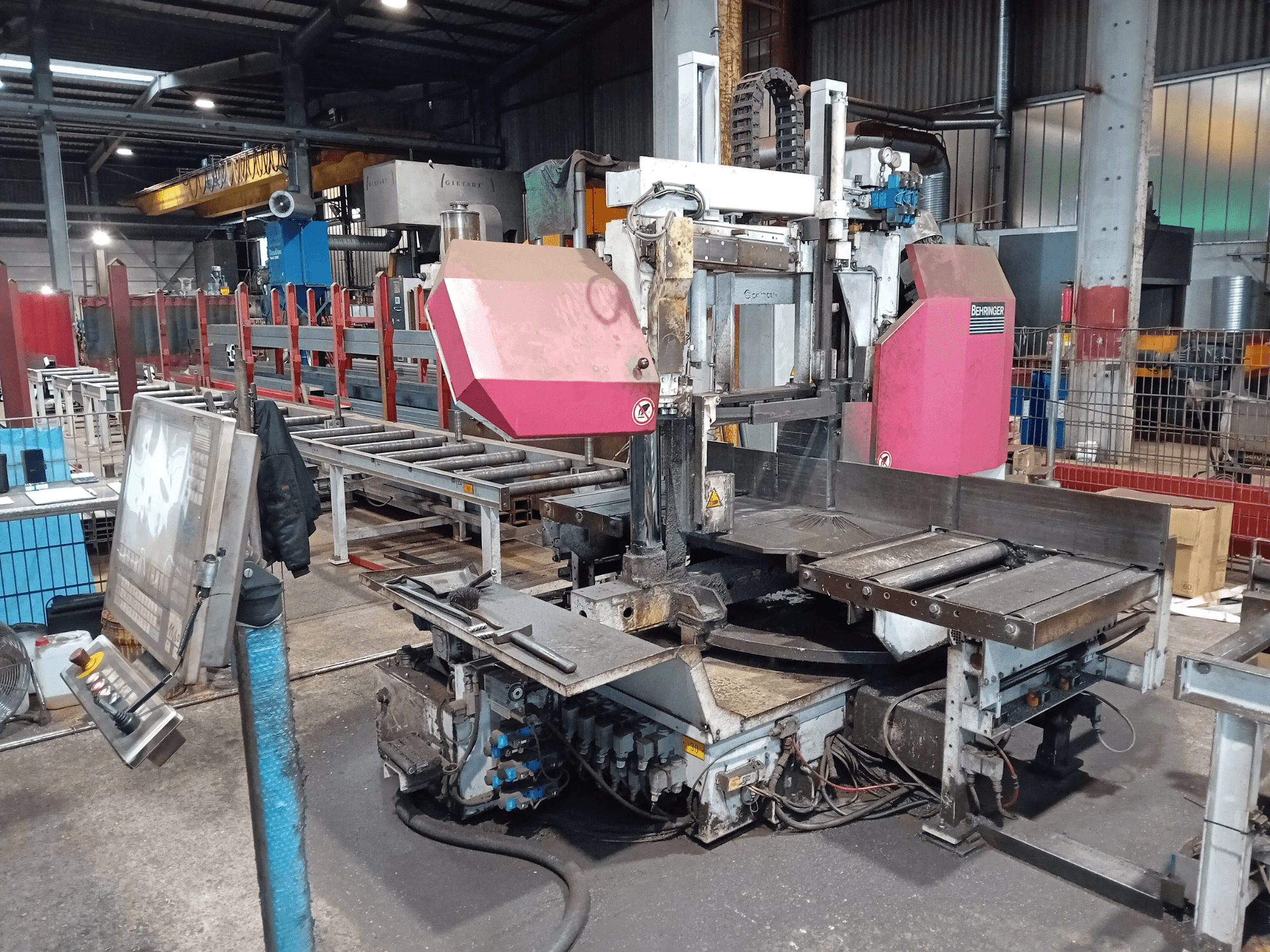 Стрічкопильний верстат Behringer на заводі, вид спереду, з великим ріжучим диском і панеллю керування з кнопками.