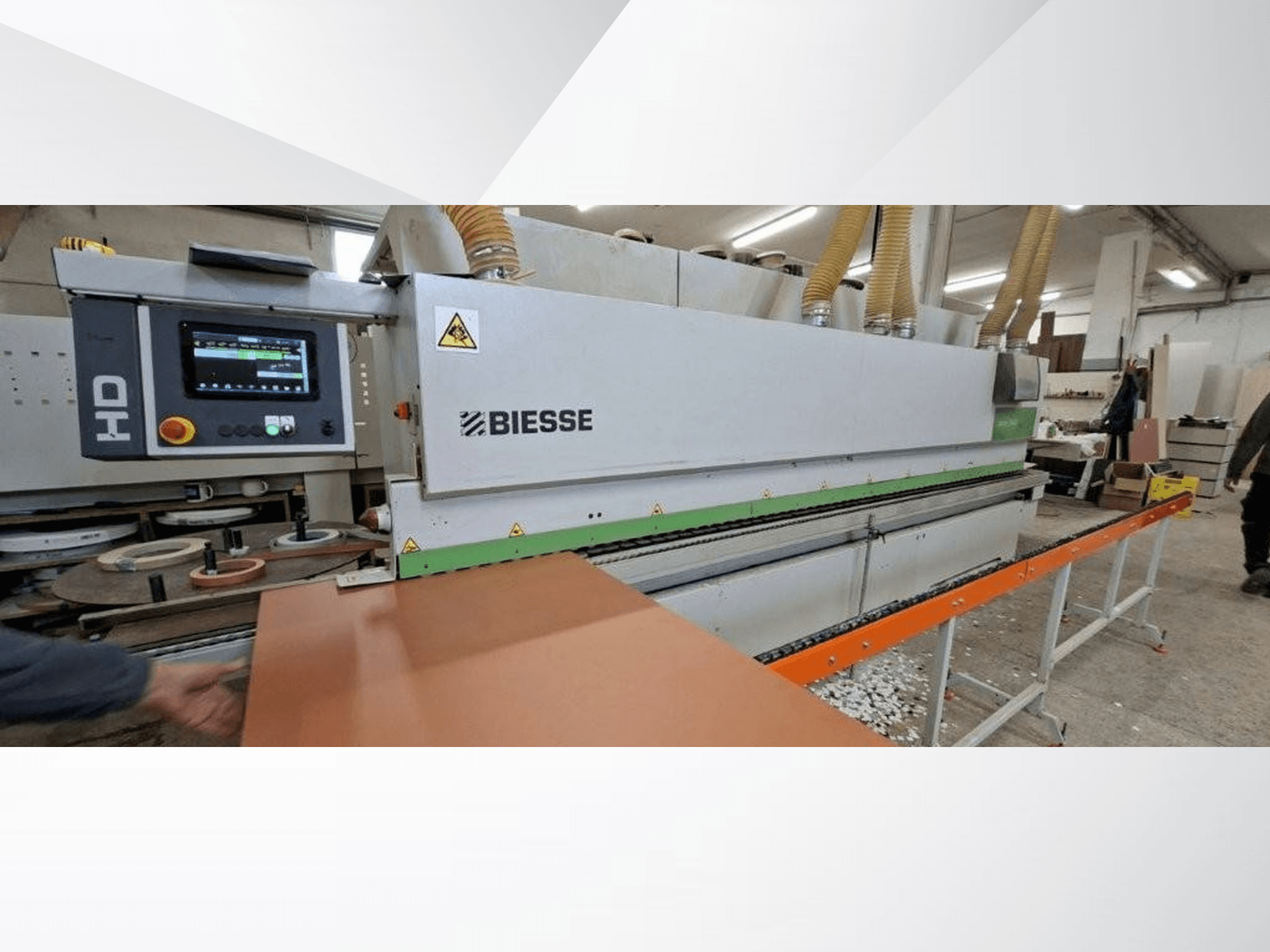 Кромкооблицювальна машина BIESSE JADE 340 у цеху, вид спереду з цифровою панеллю управління та помаранчевим подавальним столом.