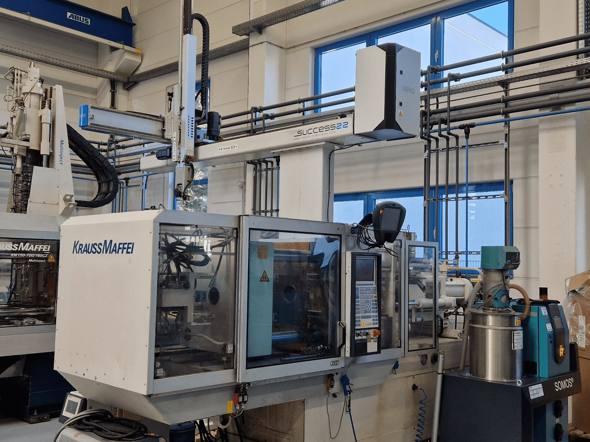 Термопластавтомат KraussMaffei Success 22 з панеллю керування, вид спереду в заводських умовах.
