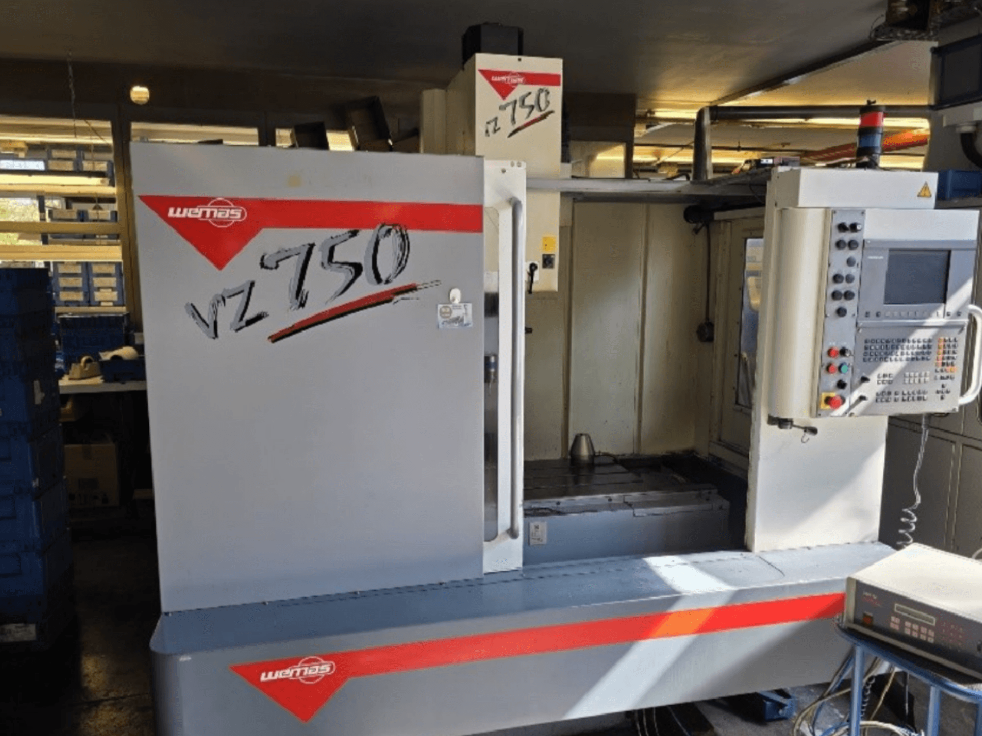 Вертикальний обробний центр WEMAS VZ 750 CENTURY, вид спереду з панеллю керування та робочою зоною.