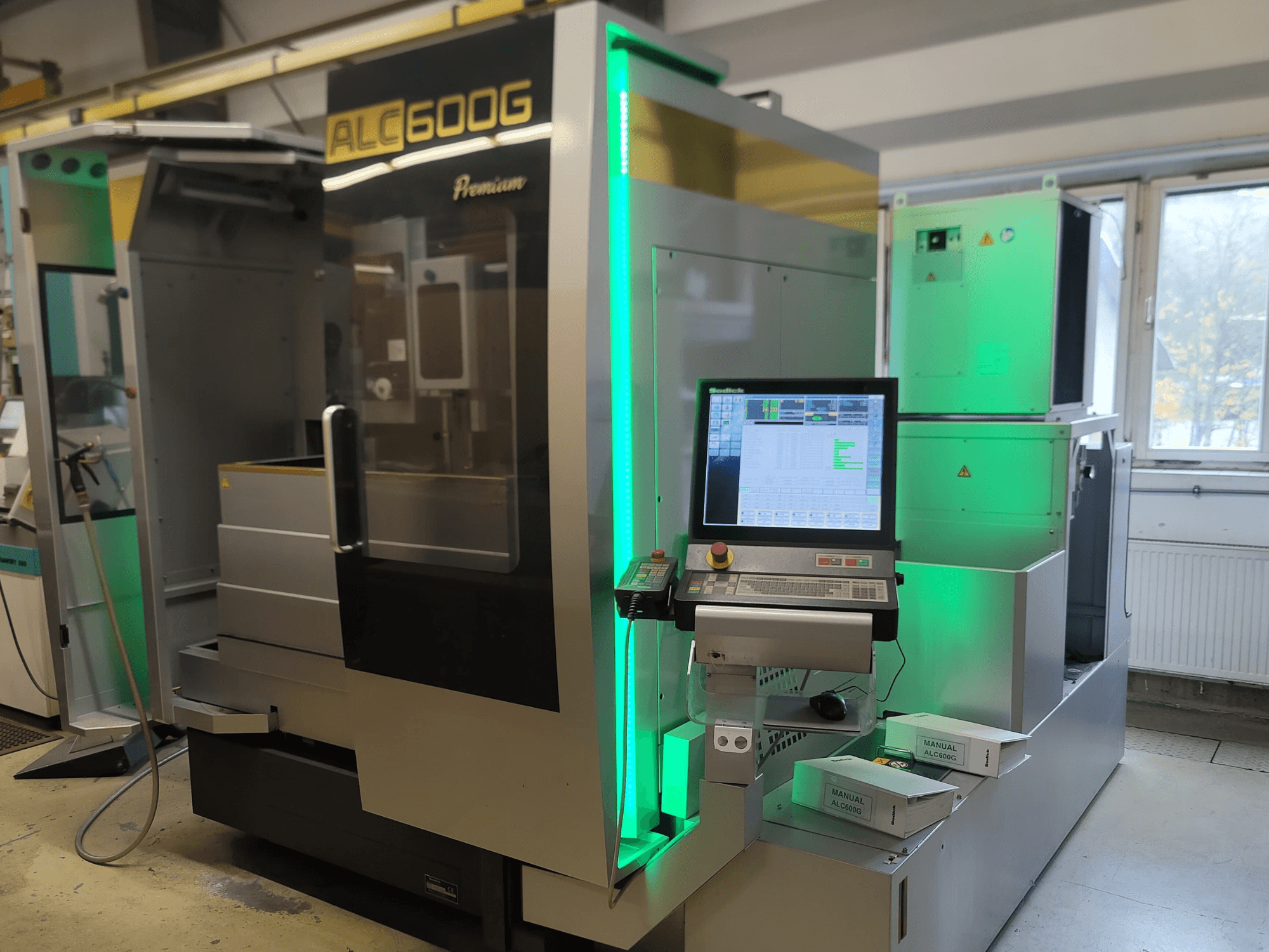 Електроерозійний верстат Sodick ALC600G Premium Wire EDM, вид спереду, демонструє панель керування та підсвічування зовнішніх деталей.