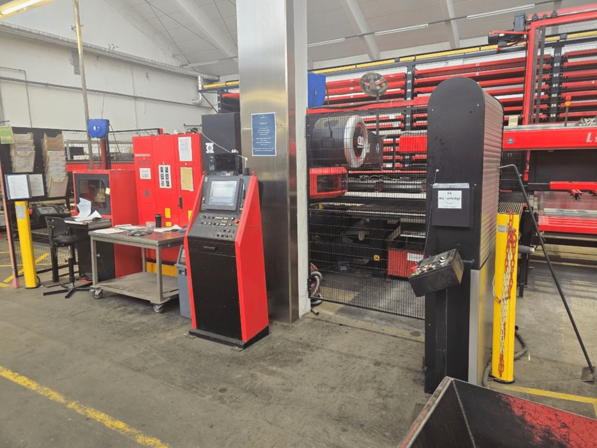 Вигляд спереду штампувального верстата з ЧПУ AMADA EMZ 3610 NT із панеллю управління та захисним кожухом у заводській комплектації.