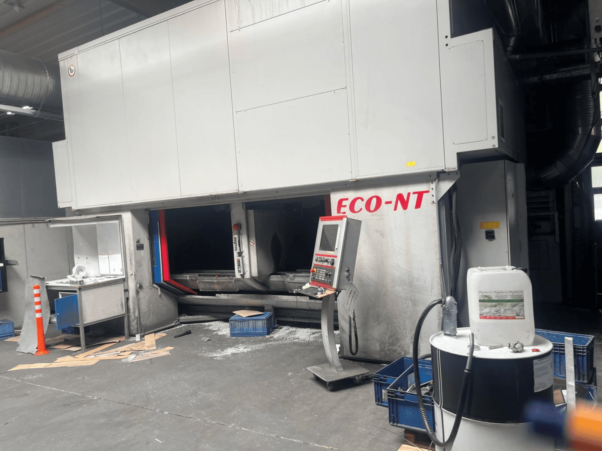 Вигляд спереду вертикального обробного центру Hamuel Reichenbacher ECO-NT, на якому видно панель управління, бак для охолоджувальної рідини та робочу зону.