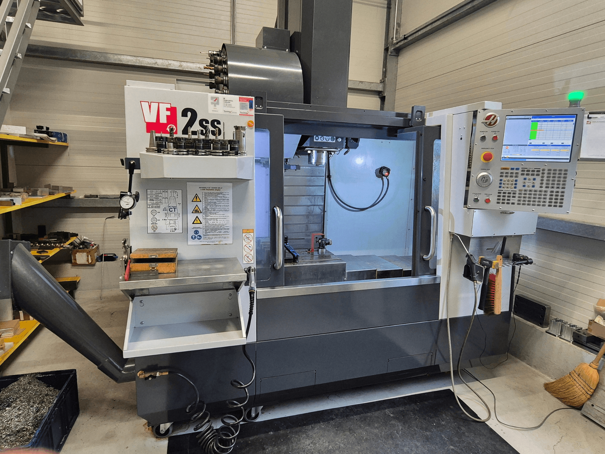 Вертикальний обробний центр HAAS VF2 SS-EU у вигляді спереду, з елементами керування, шпинделем та зоною обробки.