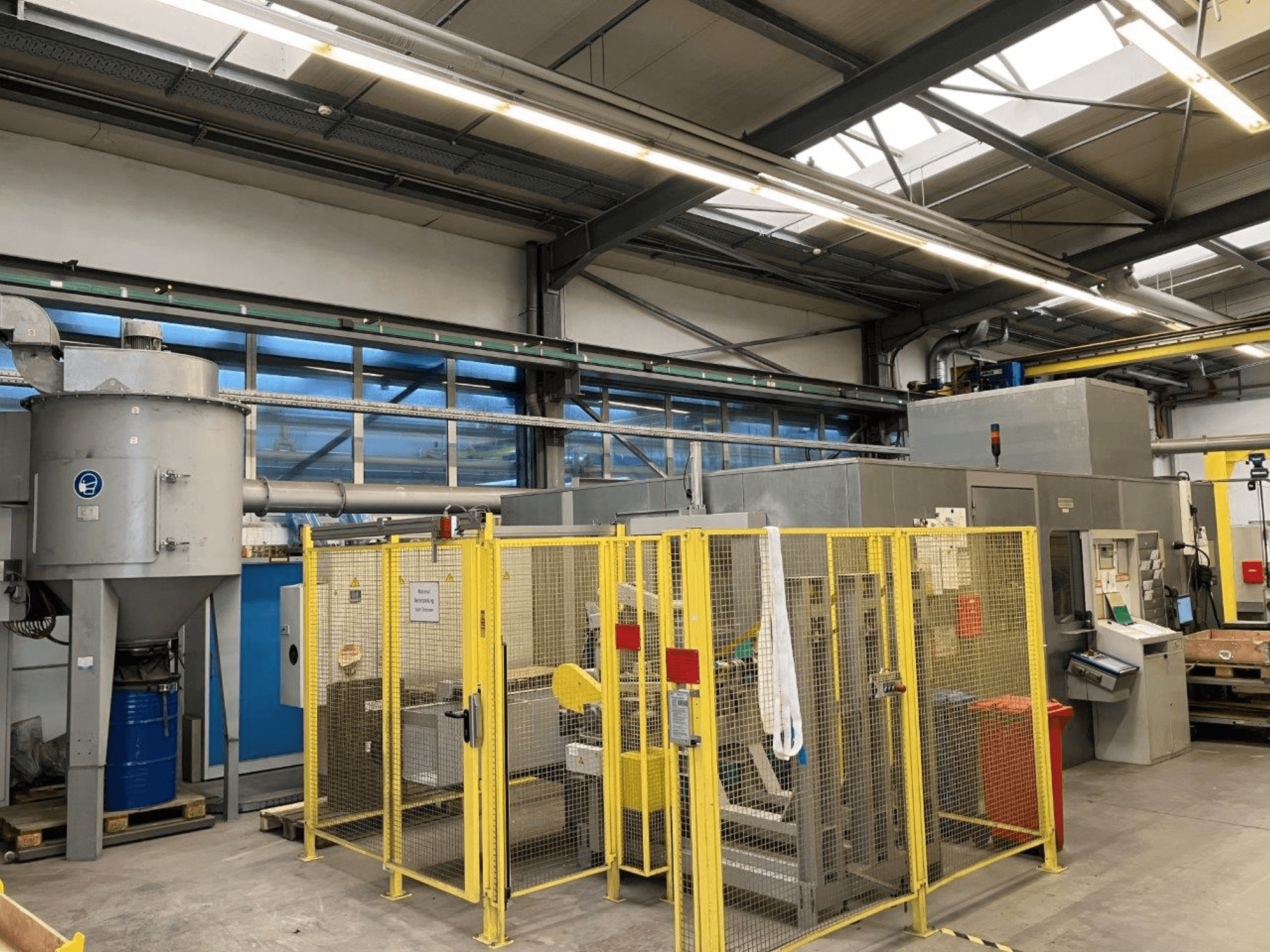 Безцентрова шліфувальна машина HARALD BAUGMARTEN TM 400 S, вид спереду з захисним кожухом і системою відведення повітря.