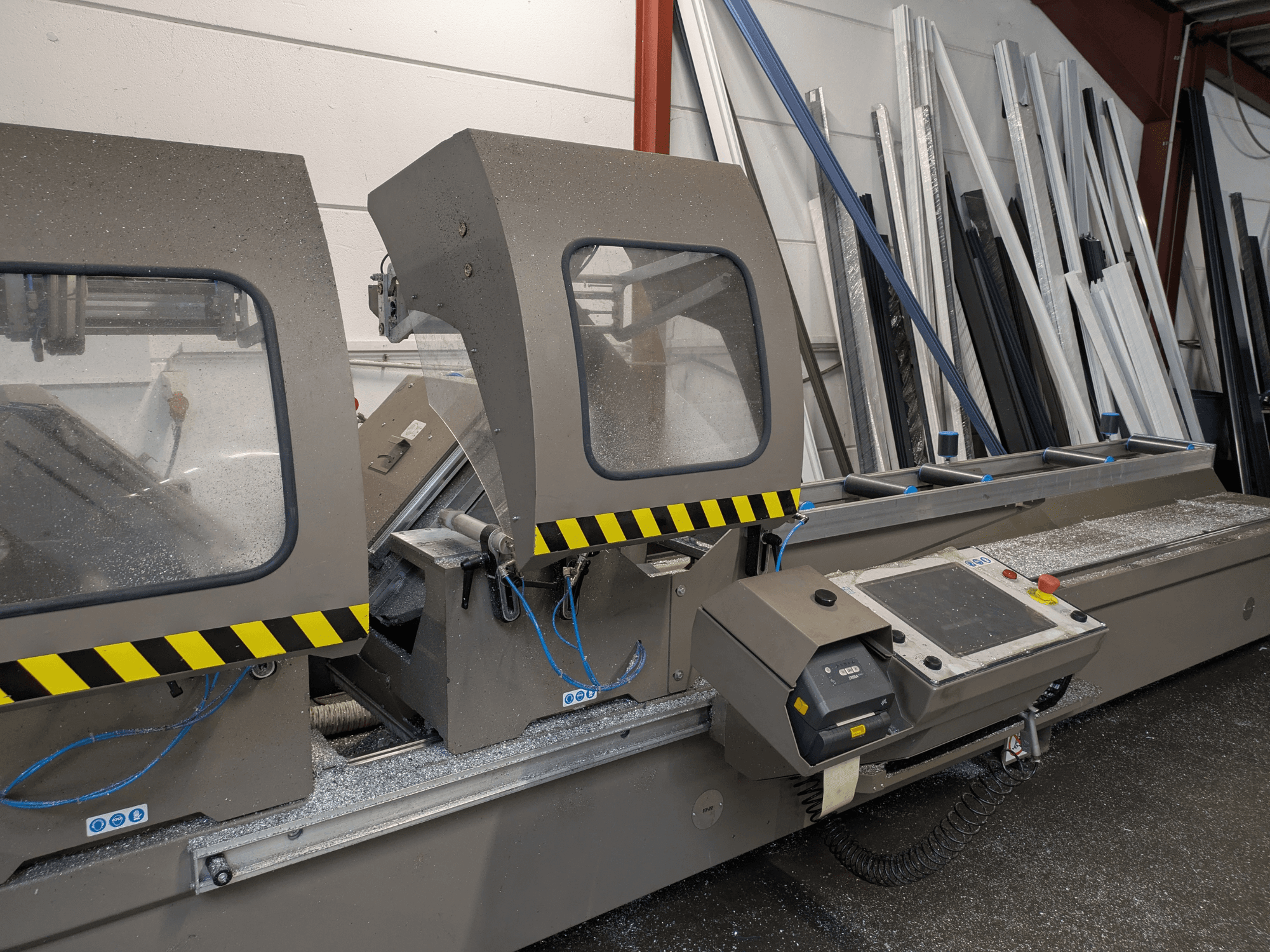 Кругова пила для металу PERTICI 600TSE у фронтальному ракурсі, оснащена панелями із захисного скла та інтерфейсом керування з кнопками та електропроводкою.