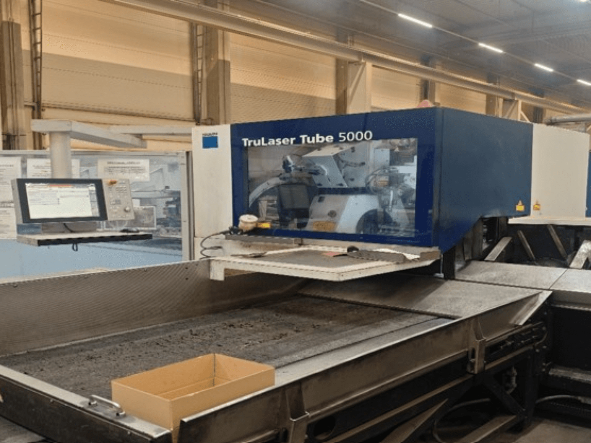TRUMPF TruLaser Tube 5000 у фронтальному ракурсі: на фото зображено панель керування та зону різання, призначену для точного різання труб.