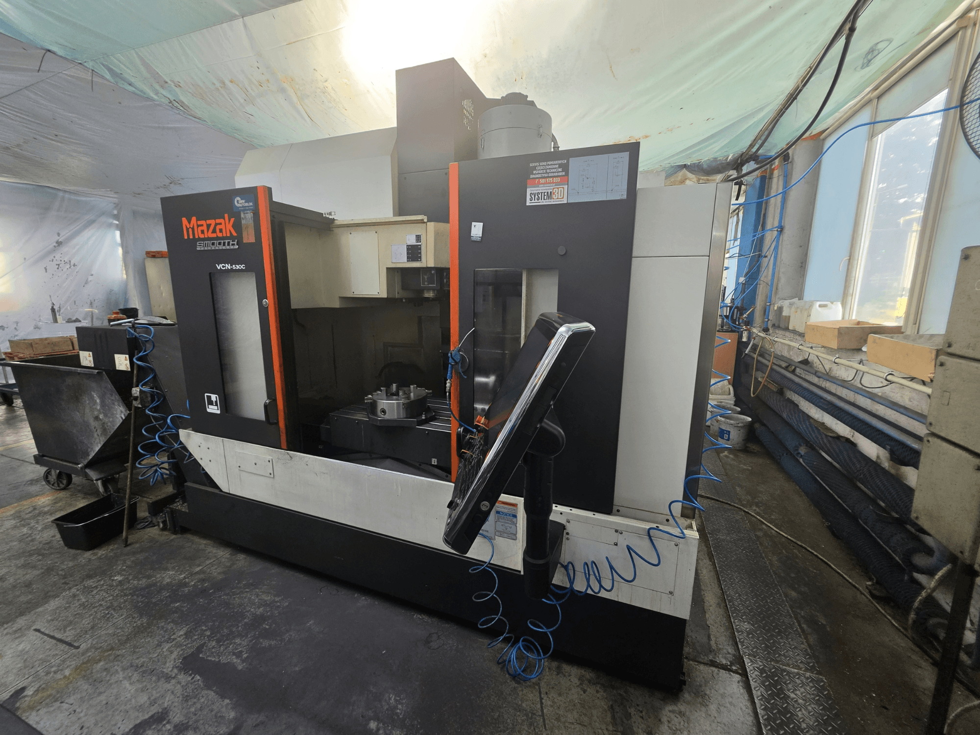Вертикальний обробний центр Mazak VCN-530C у фронтальному ракурсі, на якому видно панель керування, робочу зону та тримач інструменту.