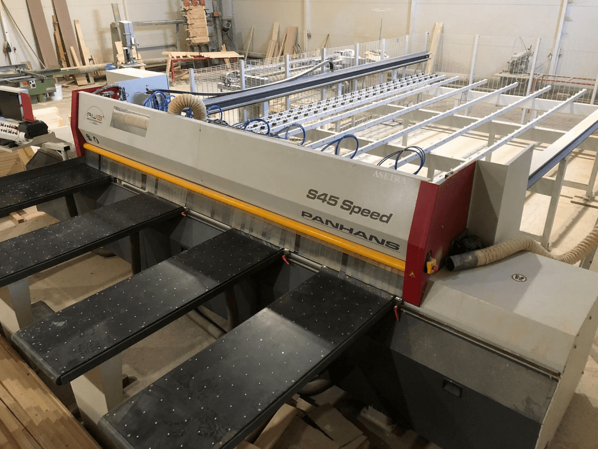 Панельна пила PANHANS S45 Speed з п'ятьма столами та видимою панеллю керування з відсмоктуванням пилу.